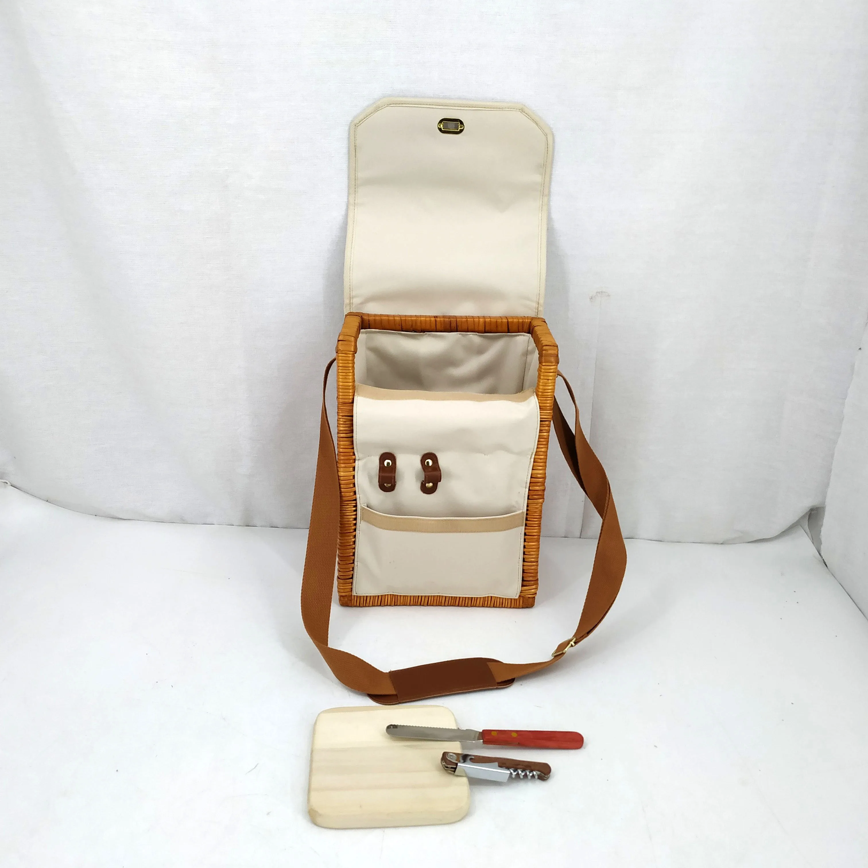 Wholesale wicker leather food and fruit storage 2 wicker bottle rack picnic basket with liner shoulder strap