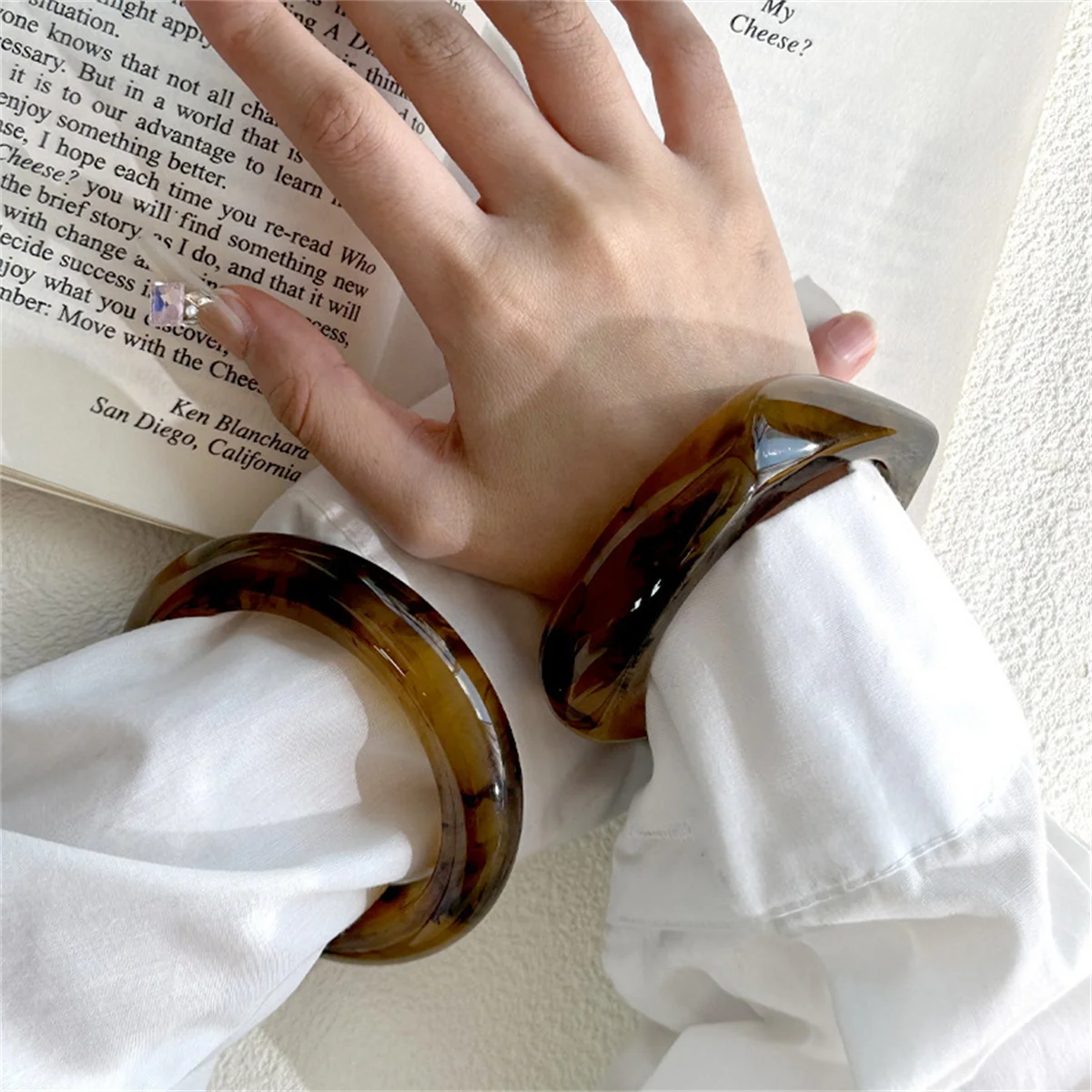 Large Square/Round Resin Bangle Bracelet for Women Trendy Ladies Chunky Wide Bracelet on Wrist Accessories Fashion Jewelry Gifts