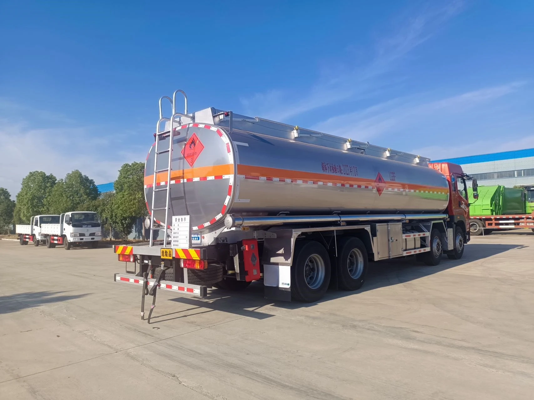 SHANMCN 8x4 31 Cubic Meter Fuel Carrier - Manual Transmission for Professional Oil Logistics