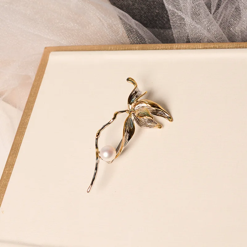 2024 Vintage Rose Flower Brooch Freshwater Pearl Corsage for Literary Women Europe winter Accessories