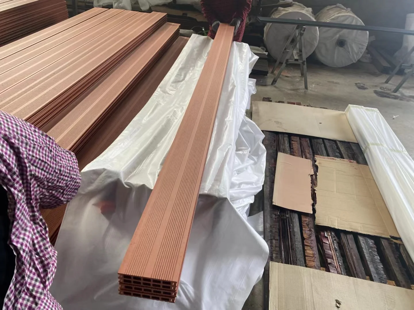 XHWOOD waterproof wpc deck flooring wood plastic composite with decking for sale