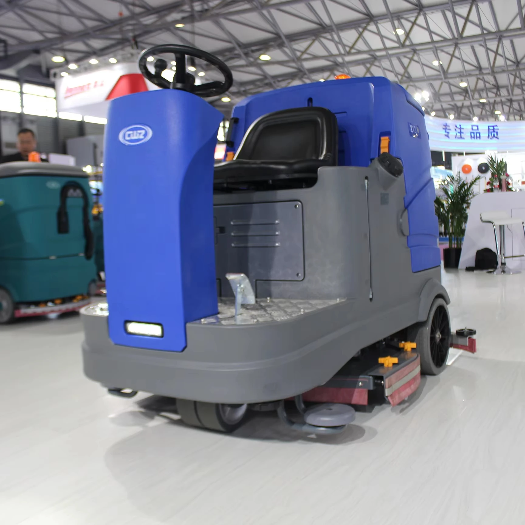 High Performance Ride On Floor Cleaning Machine 1000W Brush Motor Industrial Floor Scrubber Machine