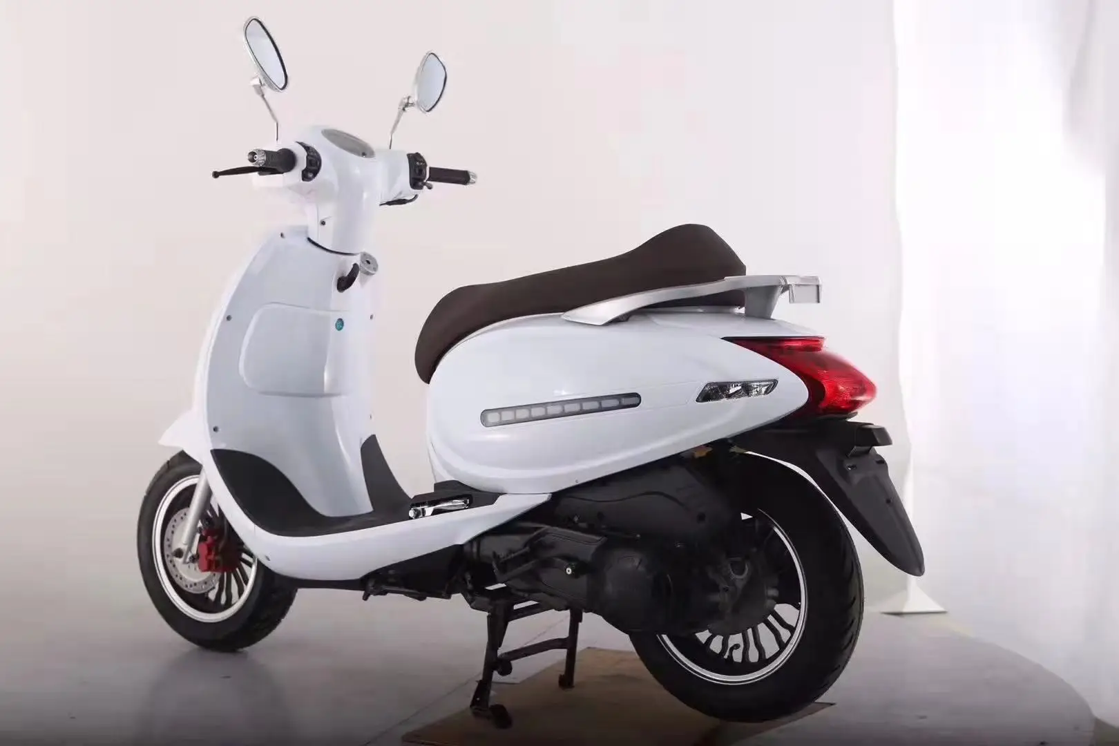 High Quality China Manufacture RTM-Dragon 2000w Electric Mobility Scooter