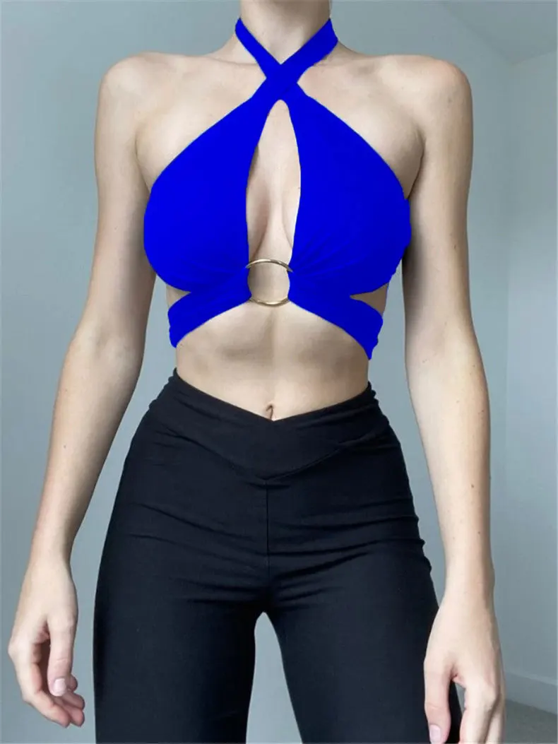 Женский укороченный топ с металлическими кольцами и лямкой на шее 2022