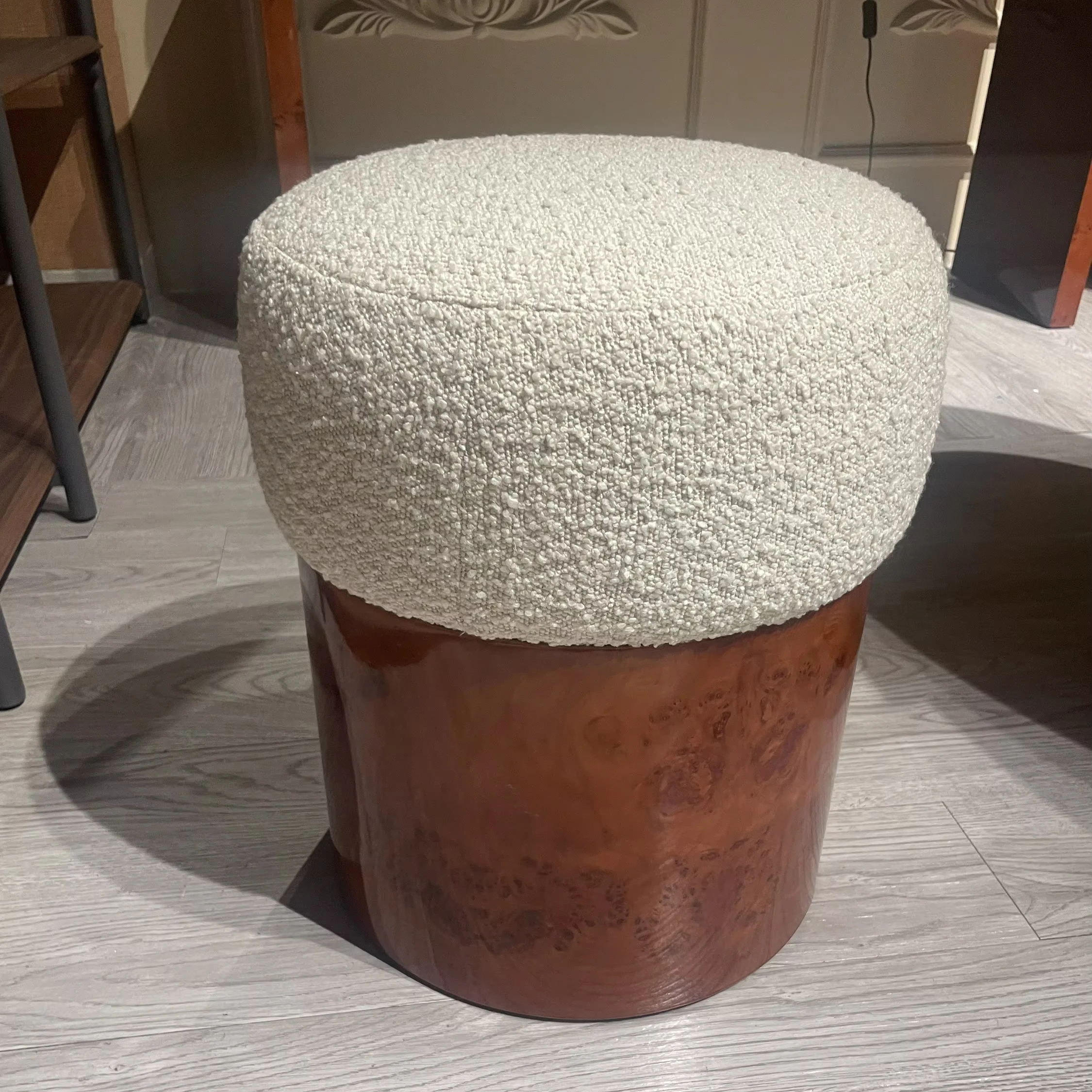 Disen Furniture Modern Round Solid Wood Base Small Mushroom Lamb Wool Ottoman Make up Stool Velvet Round Ottoman