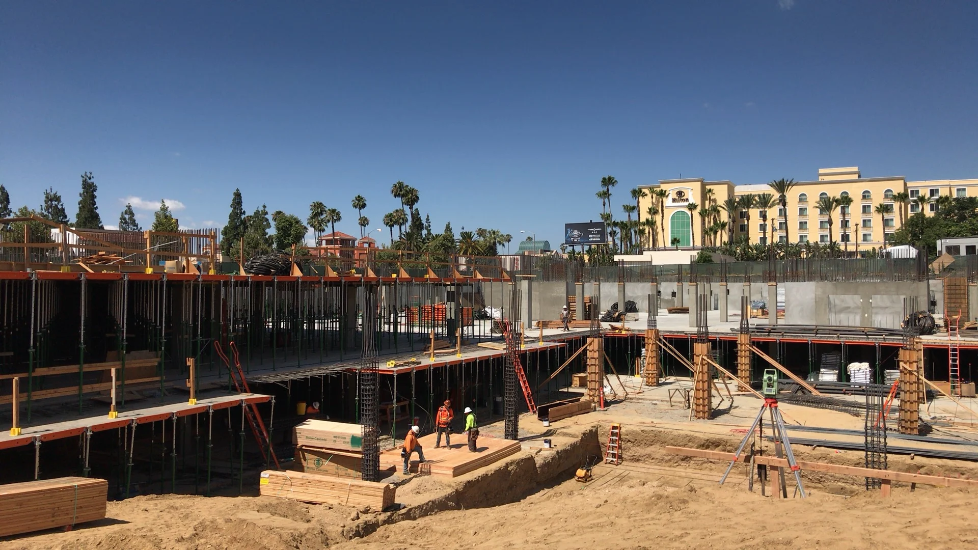 Panel prop shoring formwork for concrete construction