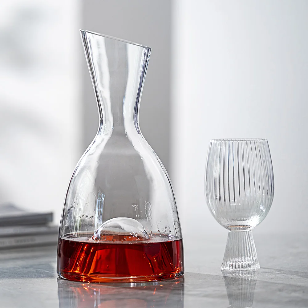 In 2022 the new simple design transparent crystal glass 1600ml bottom raised sober decanter
