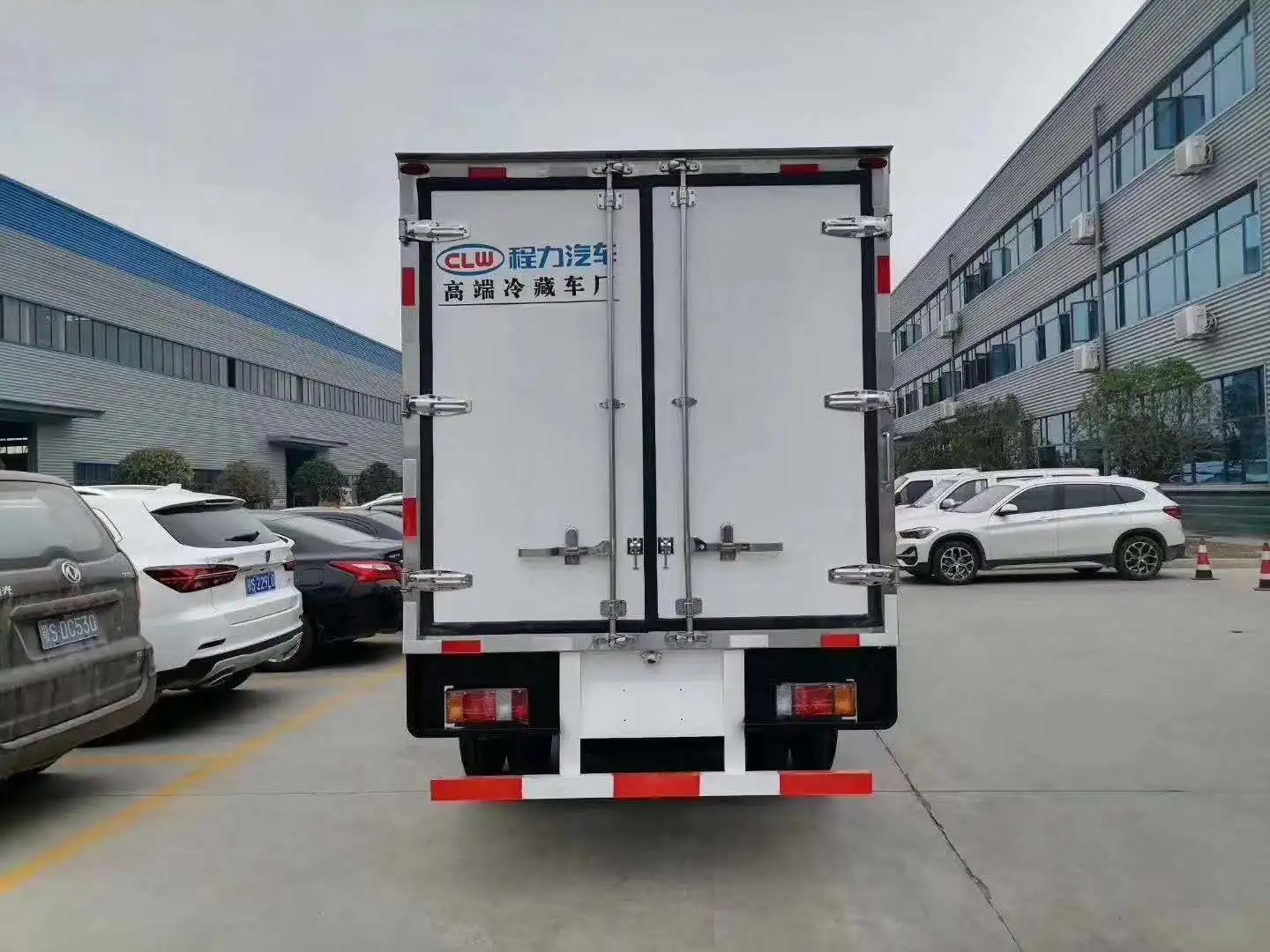 New low price six isuzu double row minivan refrigerated truck fully automatic frozen reefer box trucks