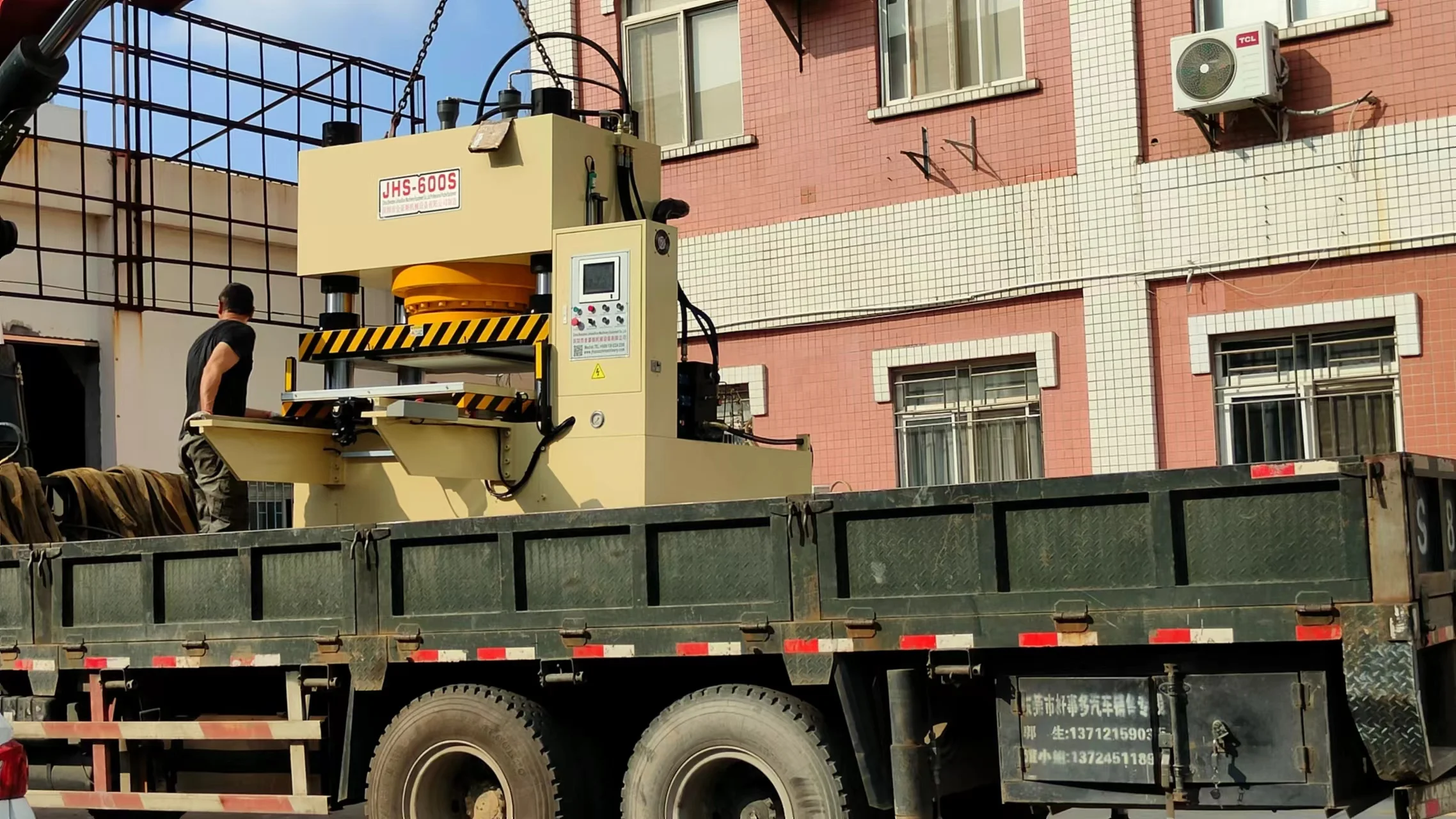 Jigsaw four - column hydraulic indentation machine, large tonnage platform jigsaw making machine