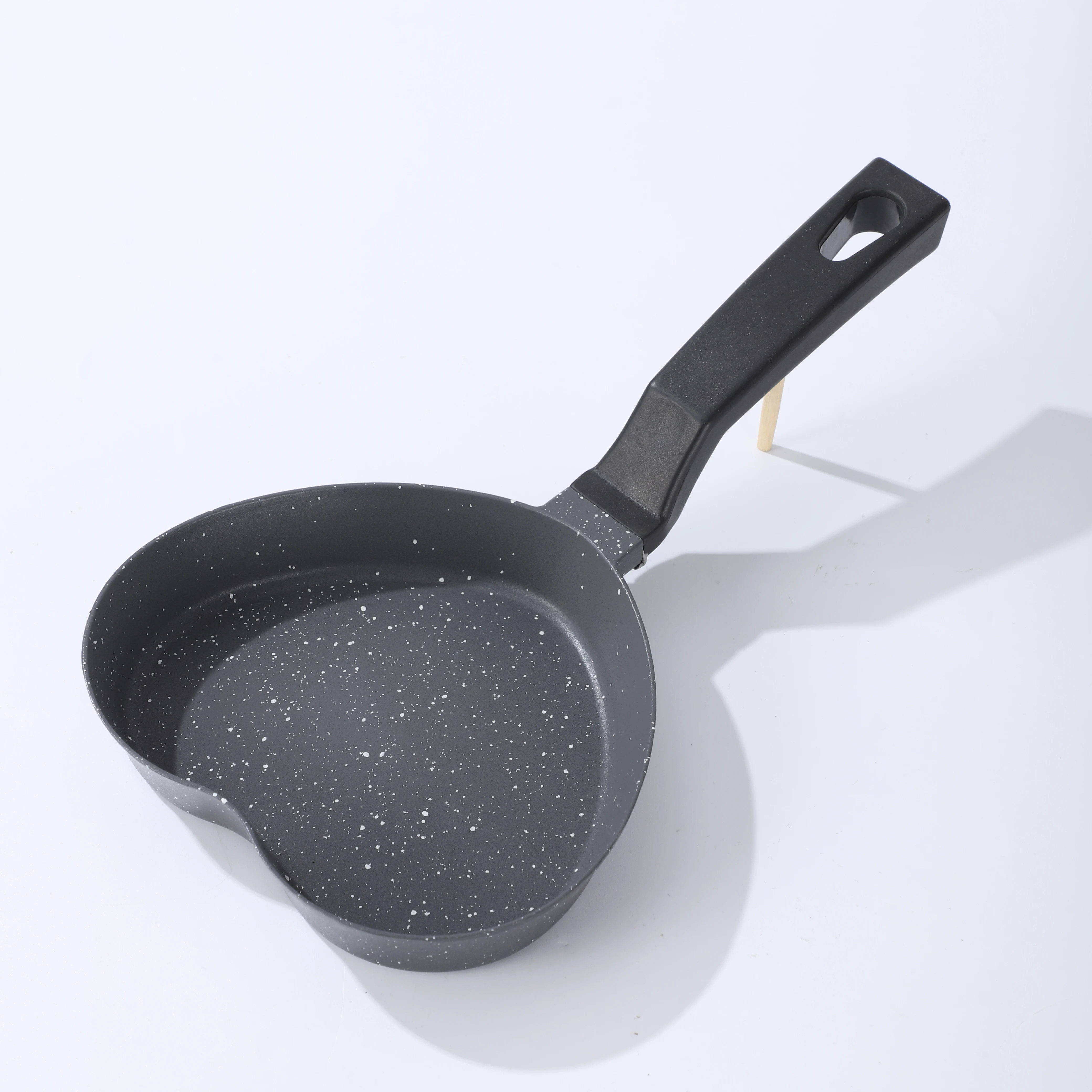 Cheap Made In China Breakfast Frying Pans Flat Bottom Grill Pan Egg Burger Omelette Frying Pan