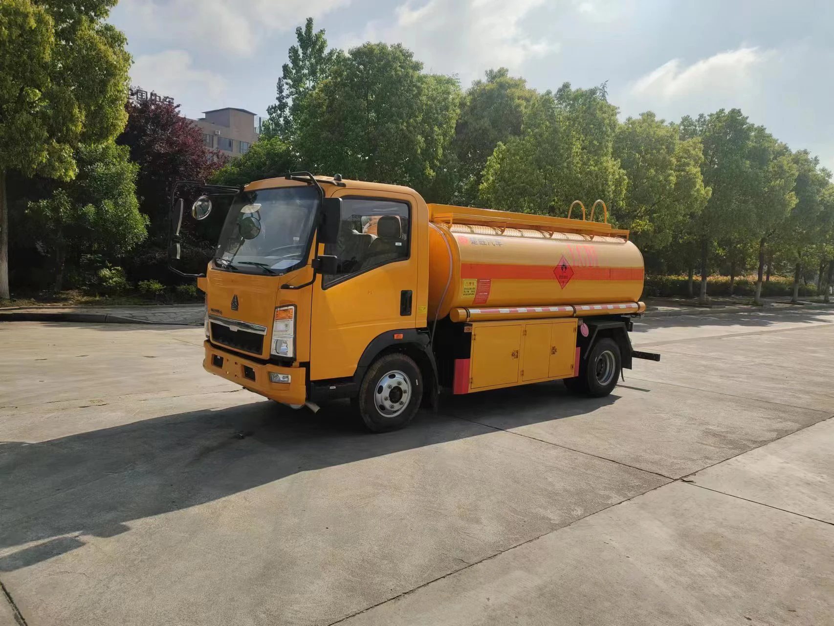 2023 Brand new HOWO  4X2 5 CBM  petrol Oil tanker truck  5 ton Oil refueling truck