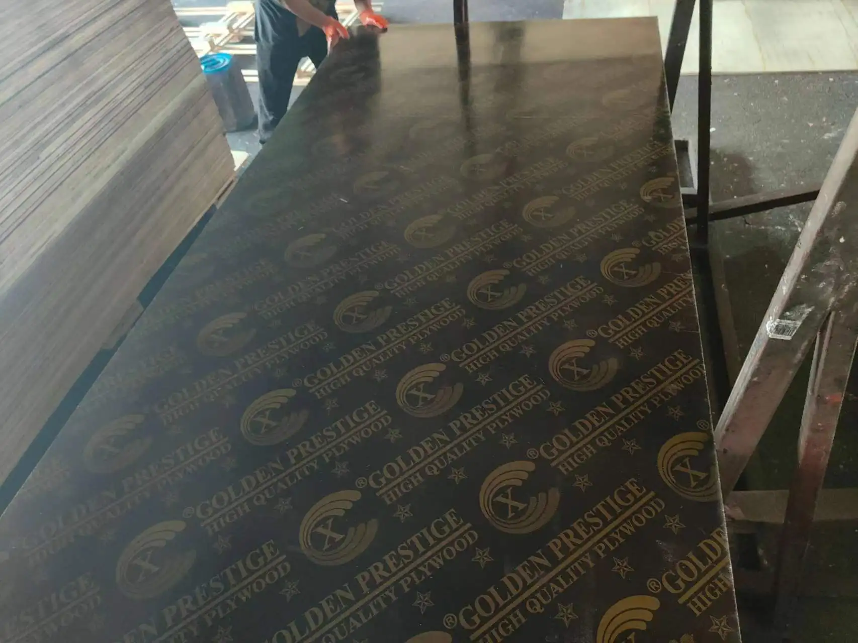 Factory direct sale 4x8 different types laminated of film faced plywood for building