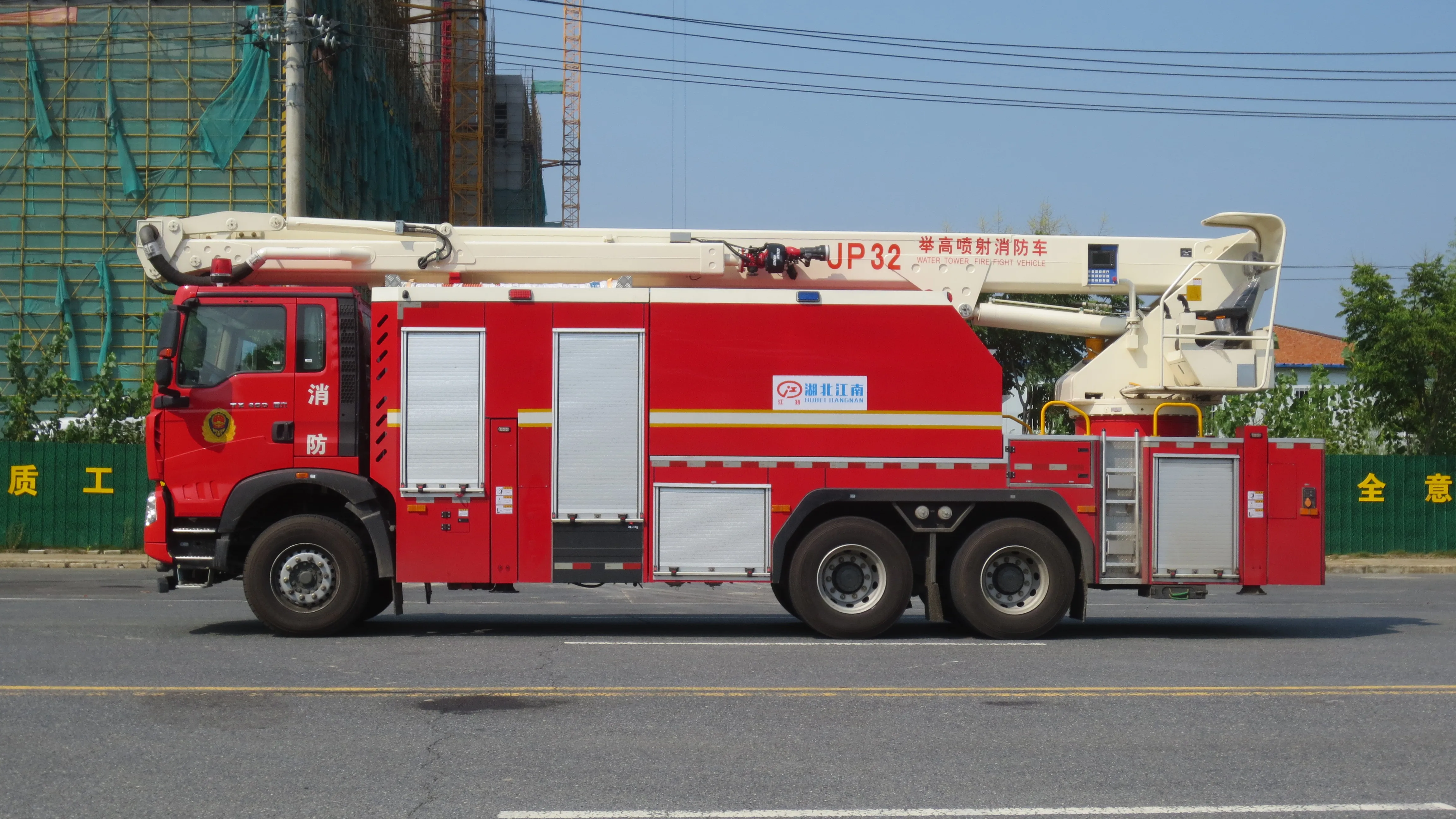 Sinotruk trucks Fire Emergency 6*4 truck with Fire Rescue Rolling Shutter fire truck for sale
