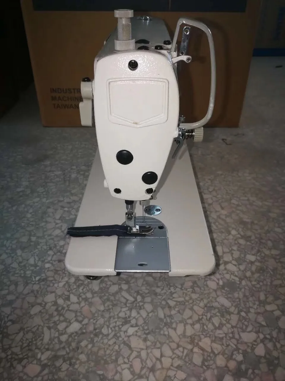 second-hand Jukis DDL-5550 LockStitch Industrial Sewing Machine with table