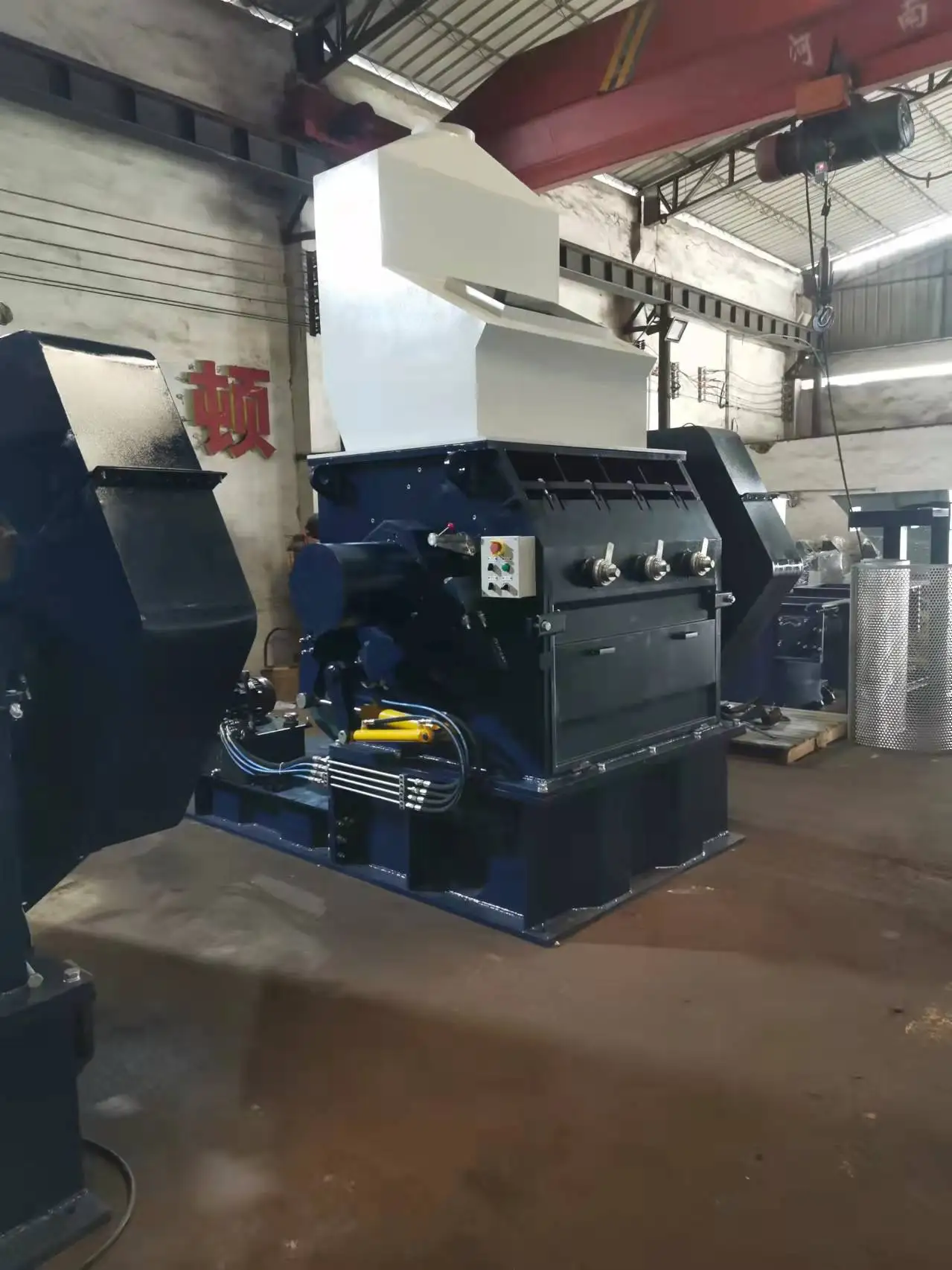 Heavy plastic single shaft shredder case pet bottle cutting crusher plastic machine