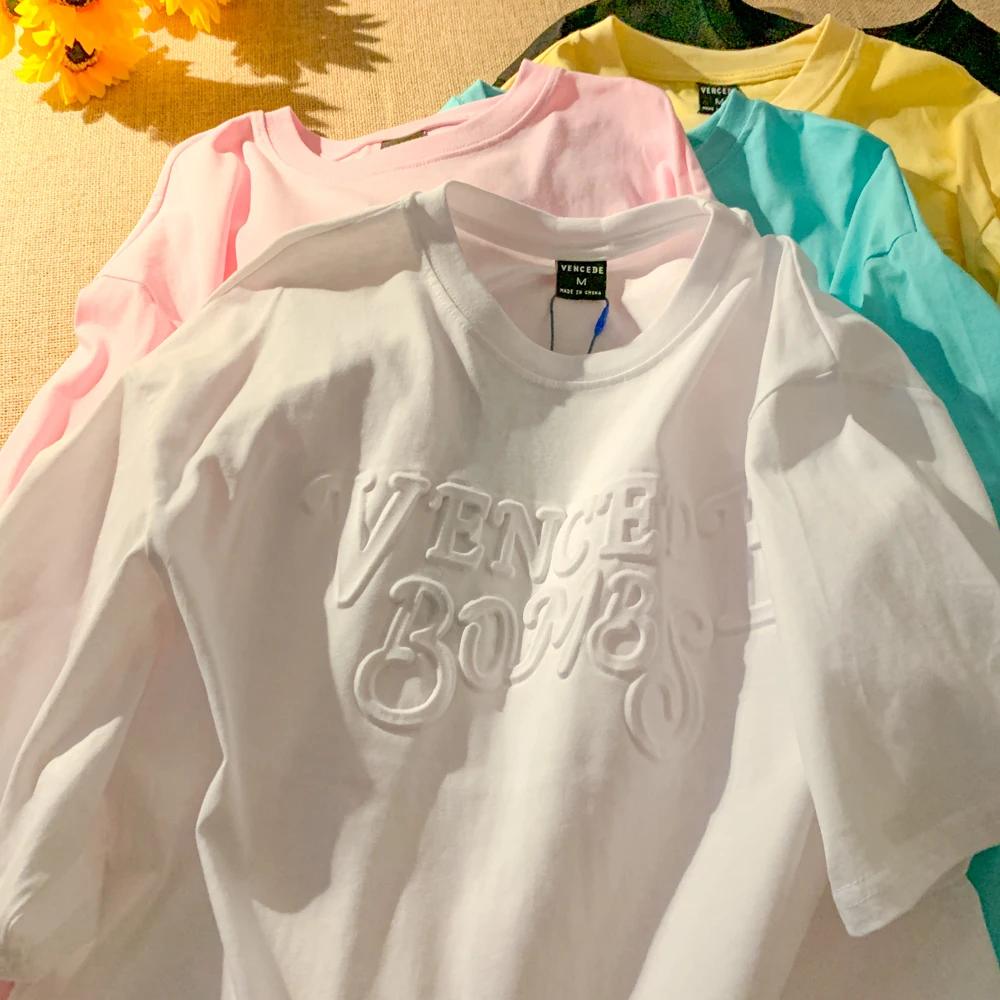 
 Индивидуальная Мужская футболка с тисненым логотипом по разумной цене и с гарантией качества  