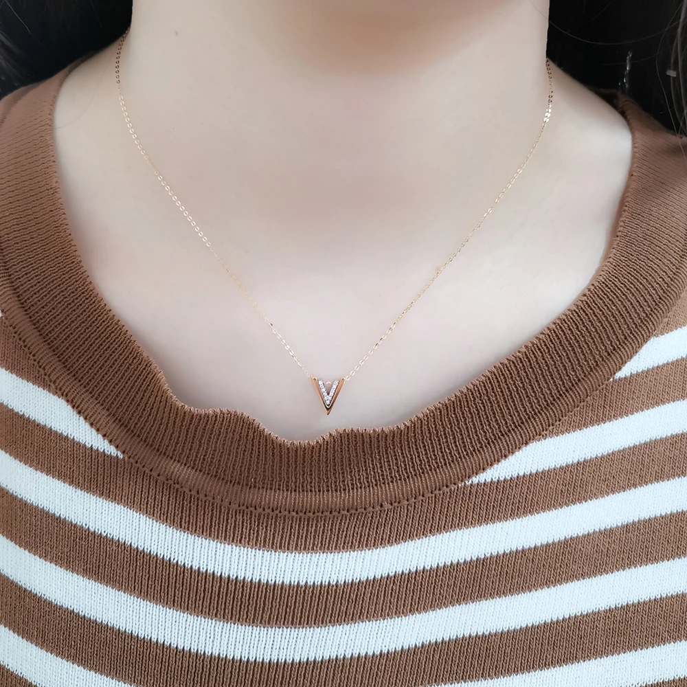 1000s Dropshipping Shiny 18K Gold Simply Stylish Jewelry Letter Design V Shaped Rose Gold Pendant Necklace