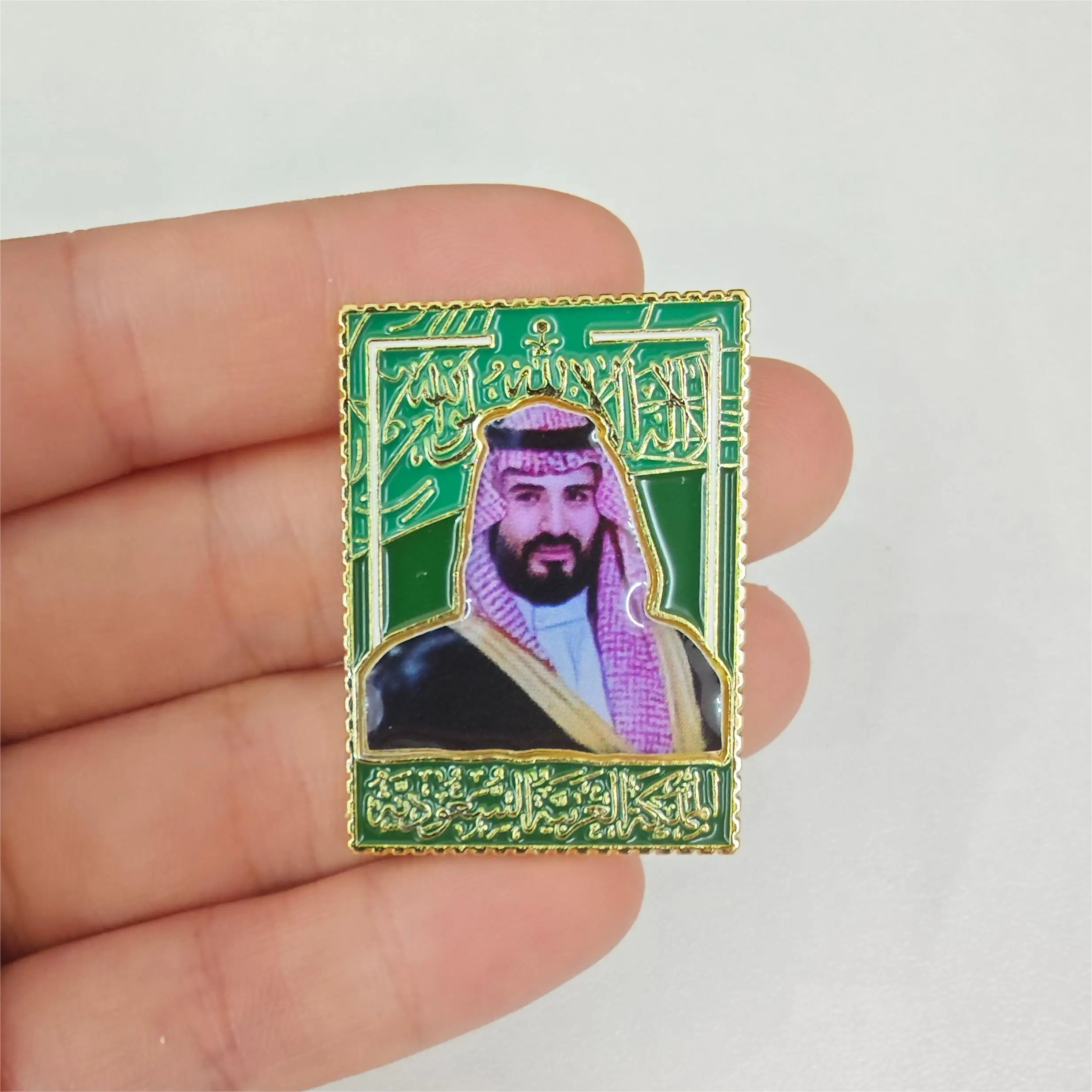 Customized Saudi Arabia King Prince Salman Souvenir Pin UAE Sheikh KSA Phone 3M Sticker Shiny Gold Flag Epoxy Lapel Pins Badge