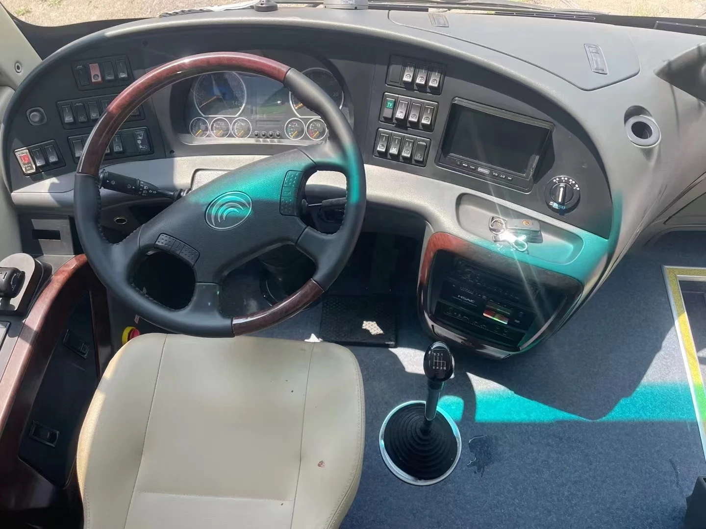 ZK6908 39 Seats Transport Bus with Air Conditioner Spring Suspension Buses and Coaches Yuchai Engine Diesel