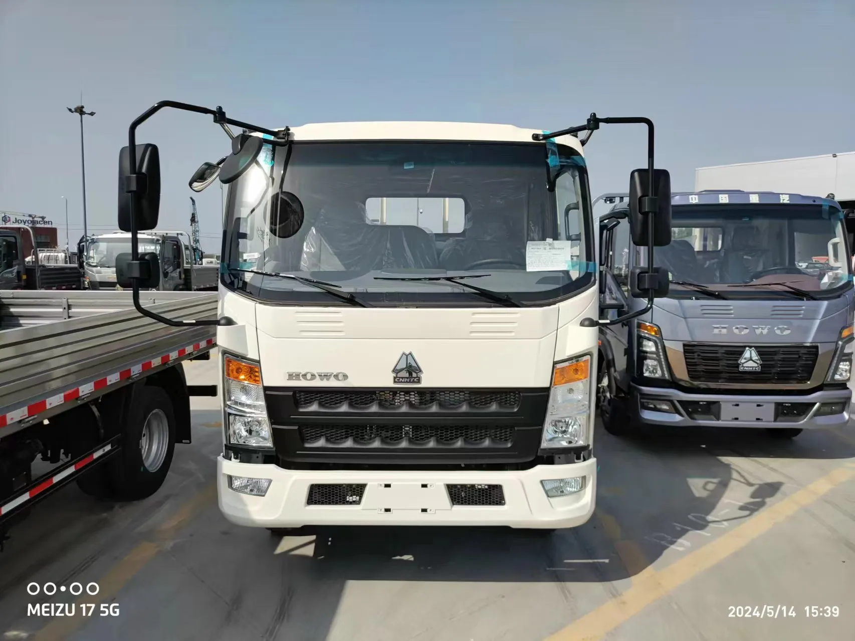 New Model Light Mini Truck Light Lorry Truck Duty Sinotruck Cargo Truck For Sale To Algeria
