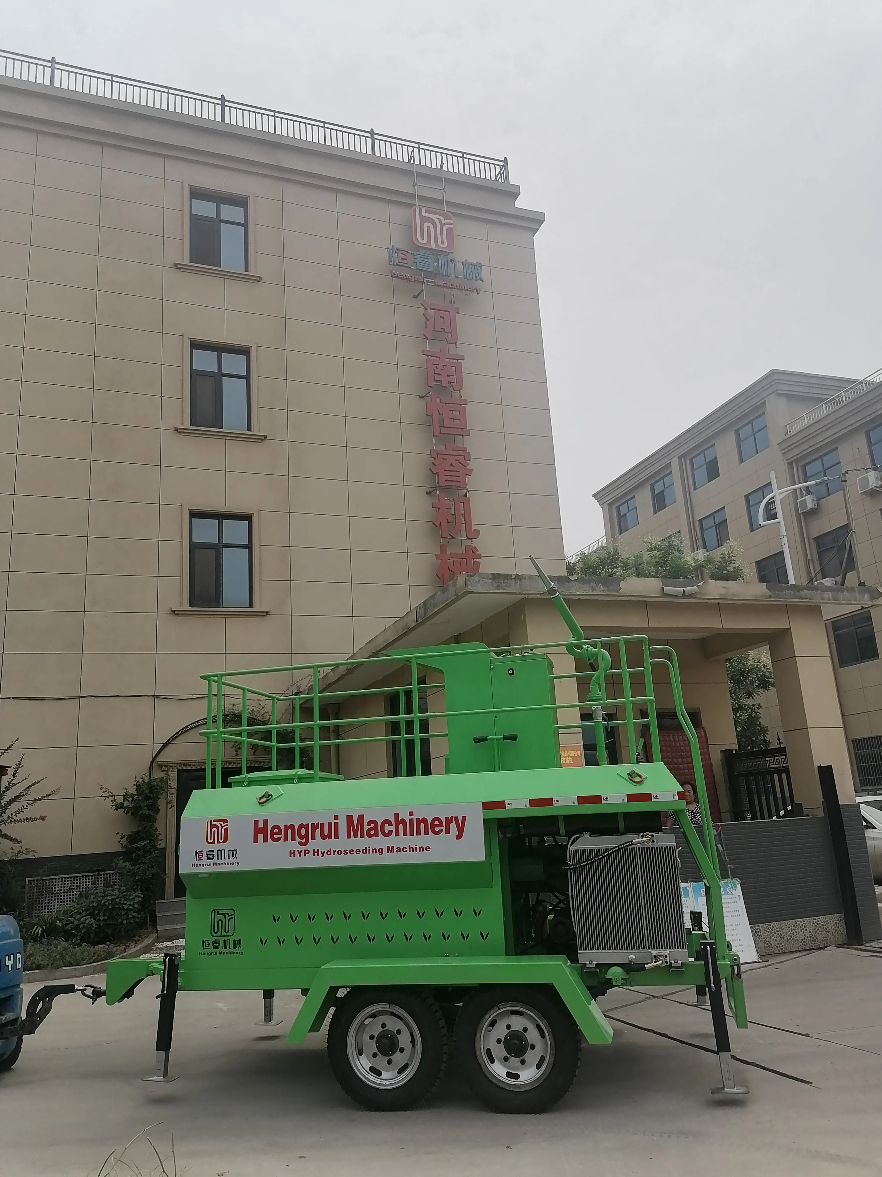 Chinese slope hydroseeding and grass seeds planting machine
