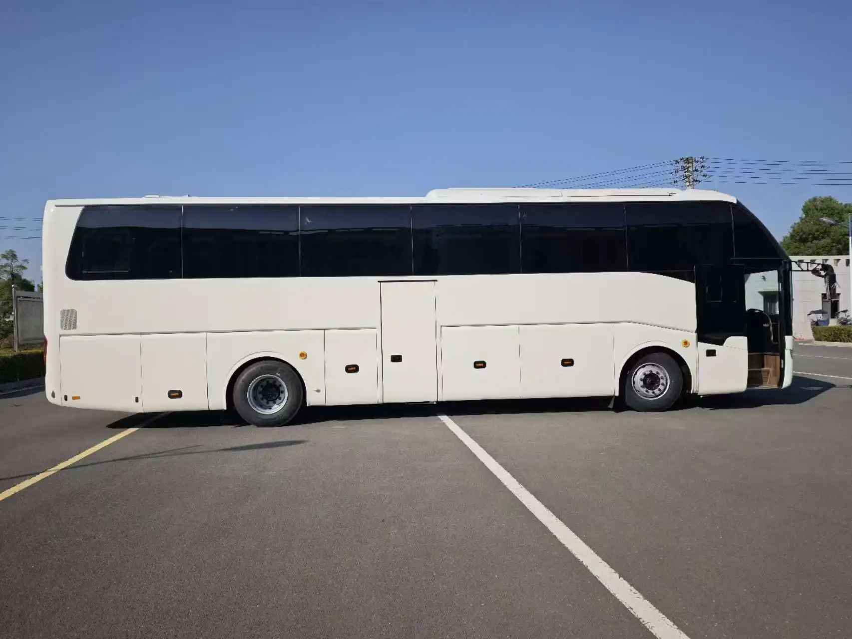 8m Coach Bus with 13-32 Seats Diesel EV Minibus for School and Company Transportation Manual Transmission LHD Steering