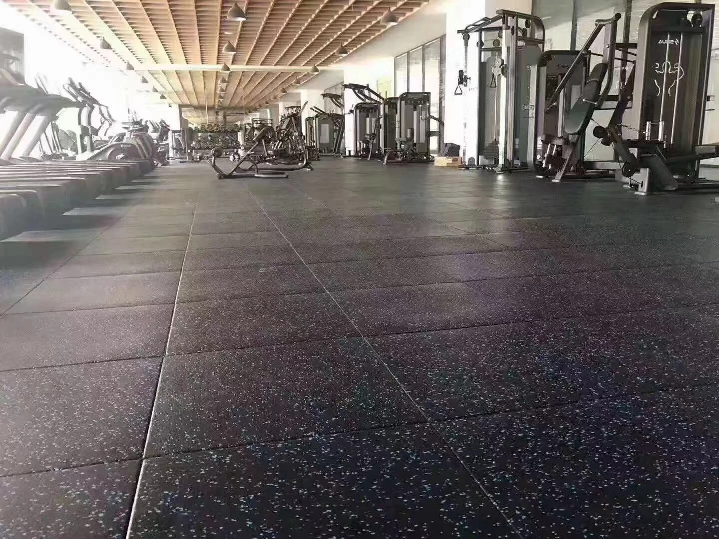 China Manufacture Durable Gym fitness center interlock rubber floor tiles/Soundproof Rubber Underlayment/Rubber Mats