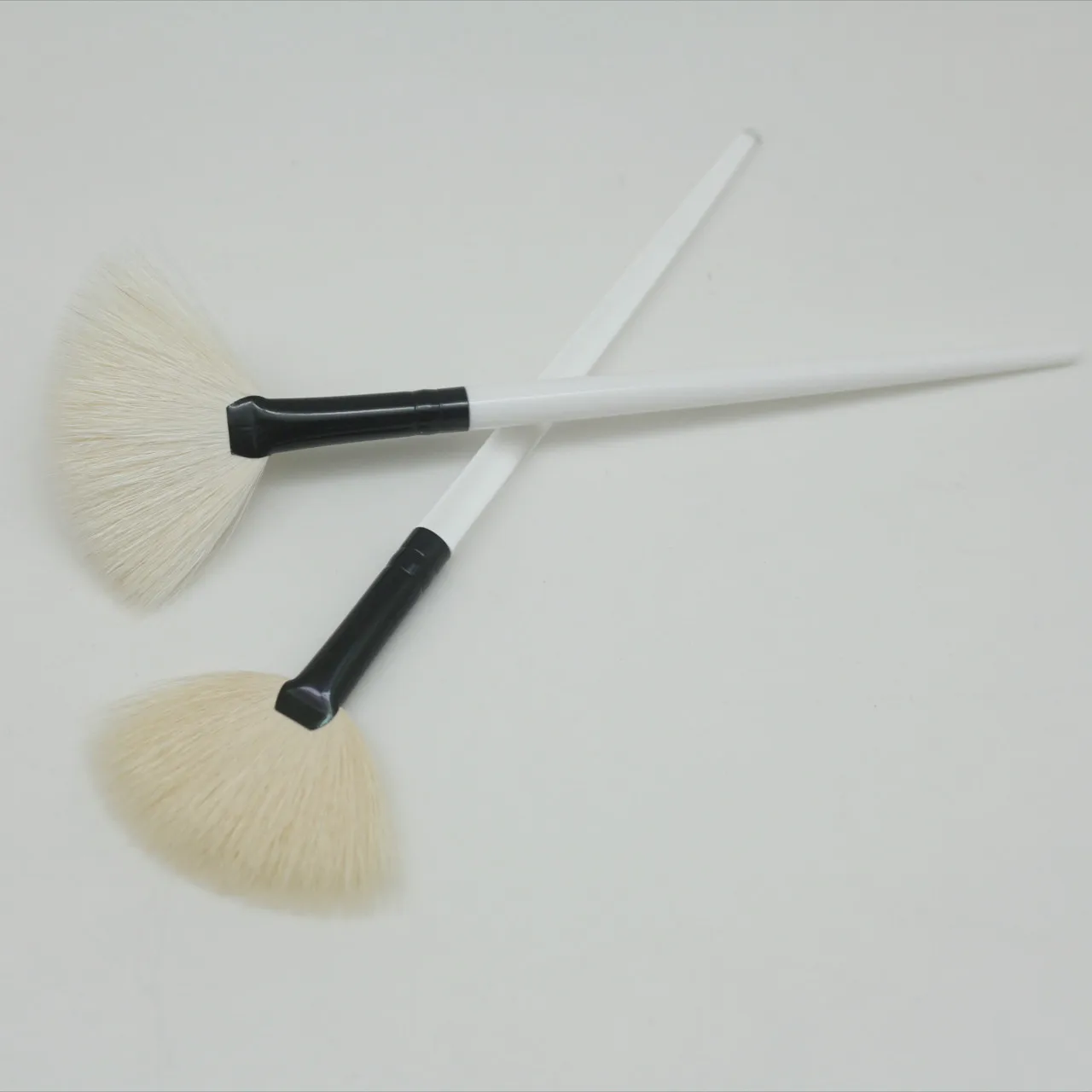Private Label Clear Acrylic Handle White Handle Fan Make up Facial Brush White Goat Hair Face Fan Brushes Wholesale