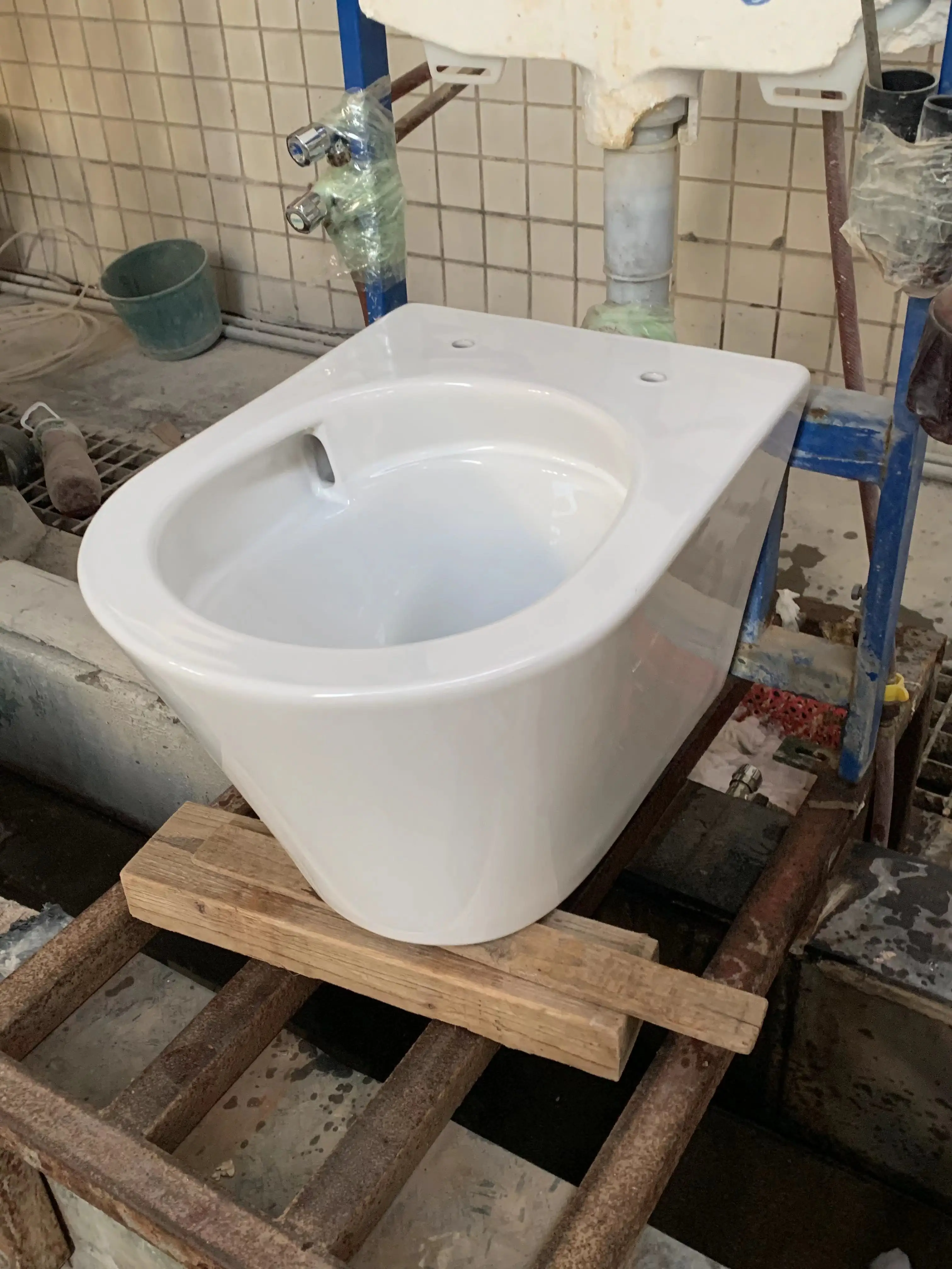 Настенный керамический унитаз