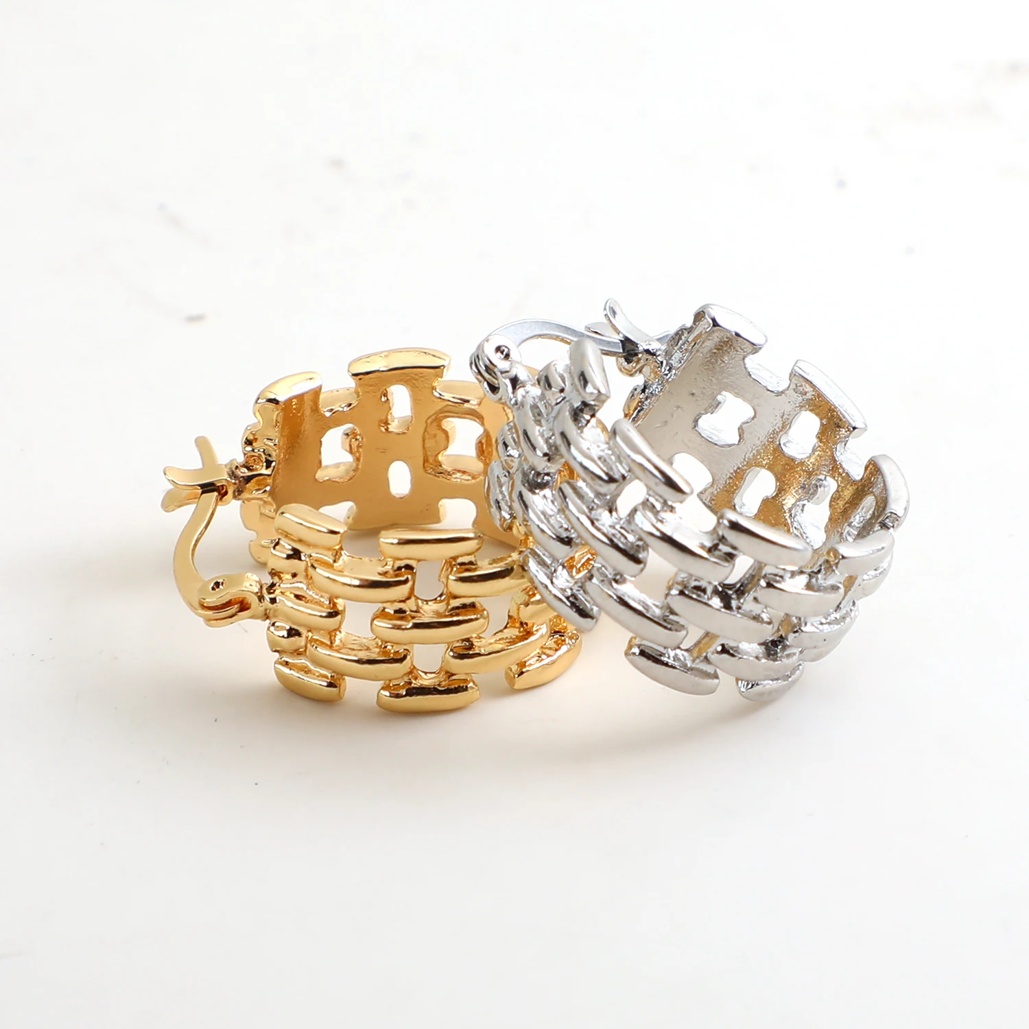 Fashion Weaving Design Huggies Earrings Gold Plated Cheap Stainless Steel Earrings Women Wholesale Bulk