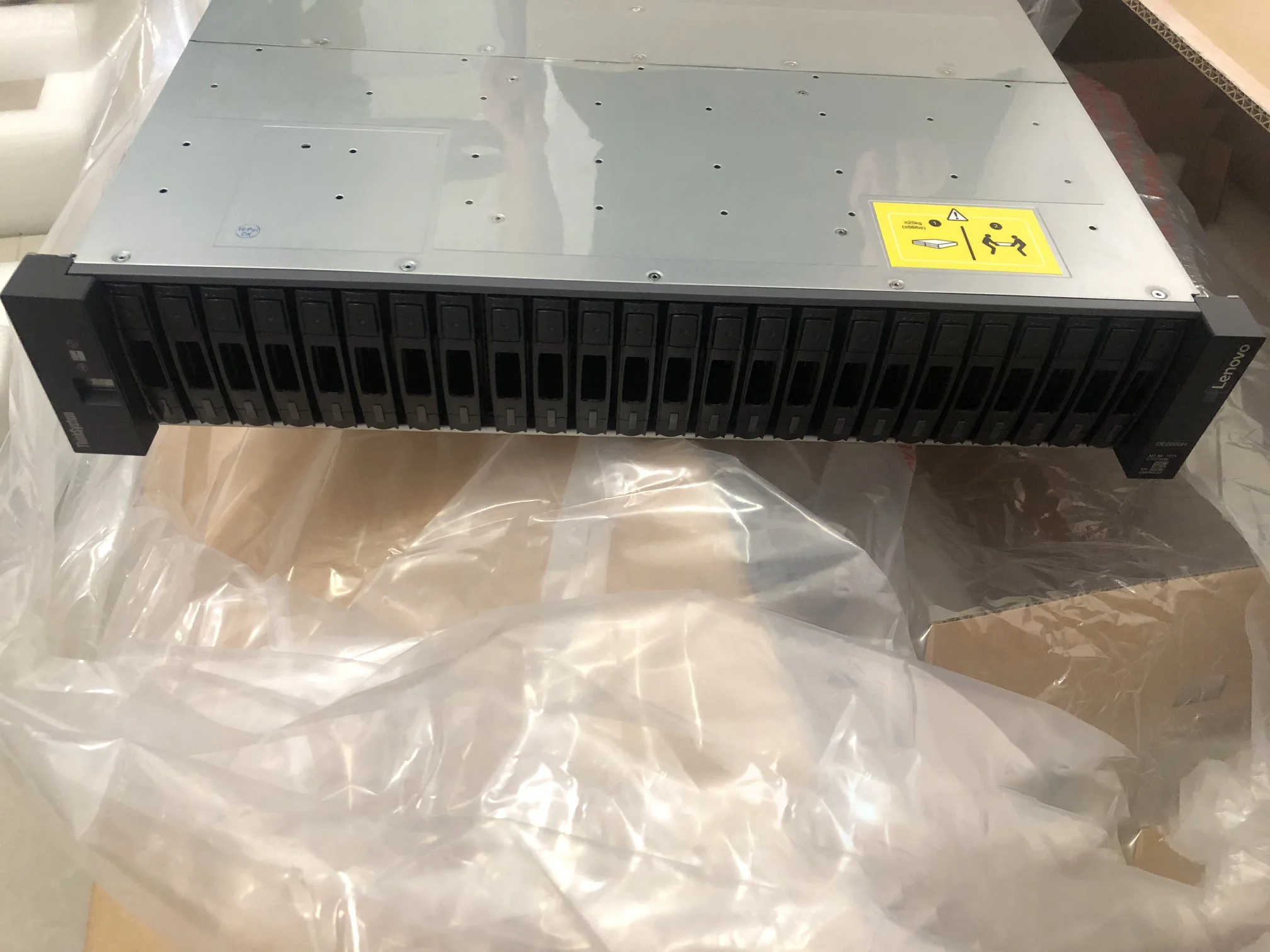 ThinkSystem server storage DE6000H 4U Hybrid Flash Array rack server networking storage