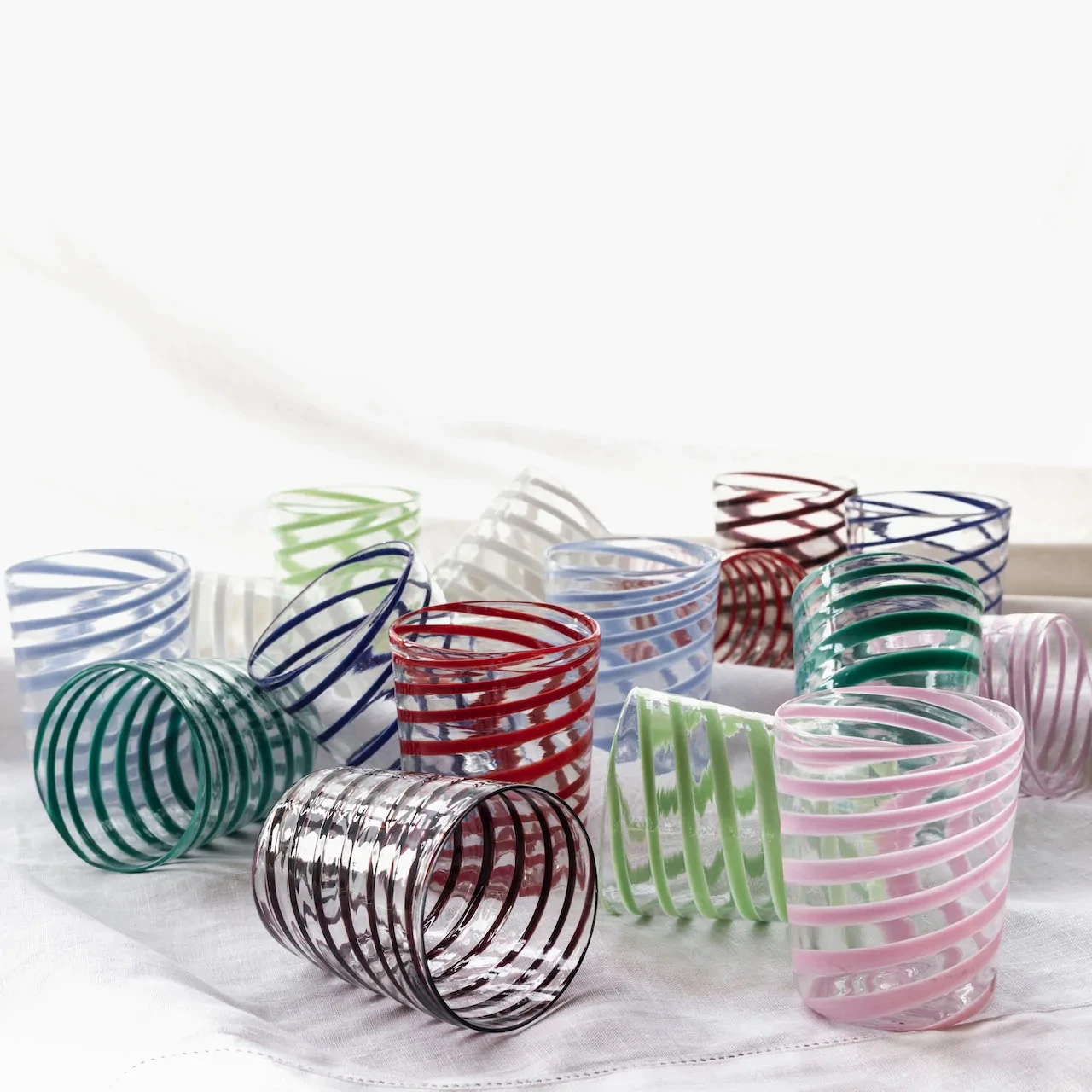 Изготовленная на заказ термостойкая Прозрачная Стеклянная Кружка Ручной выдувания с вечным и элегантным спиральным