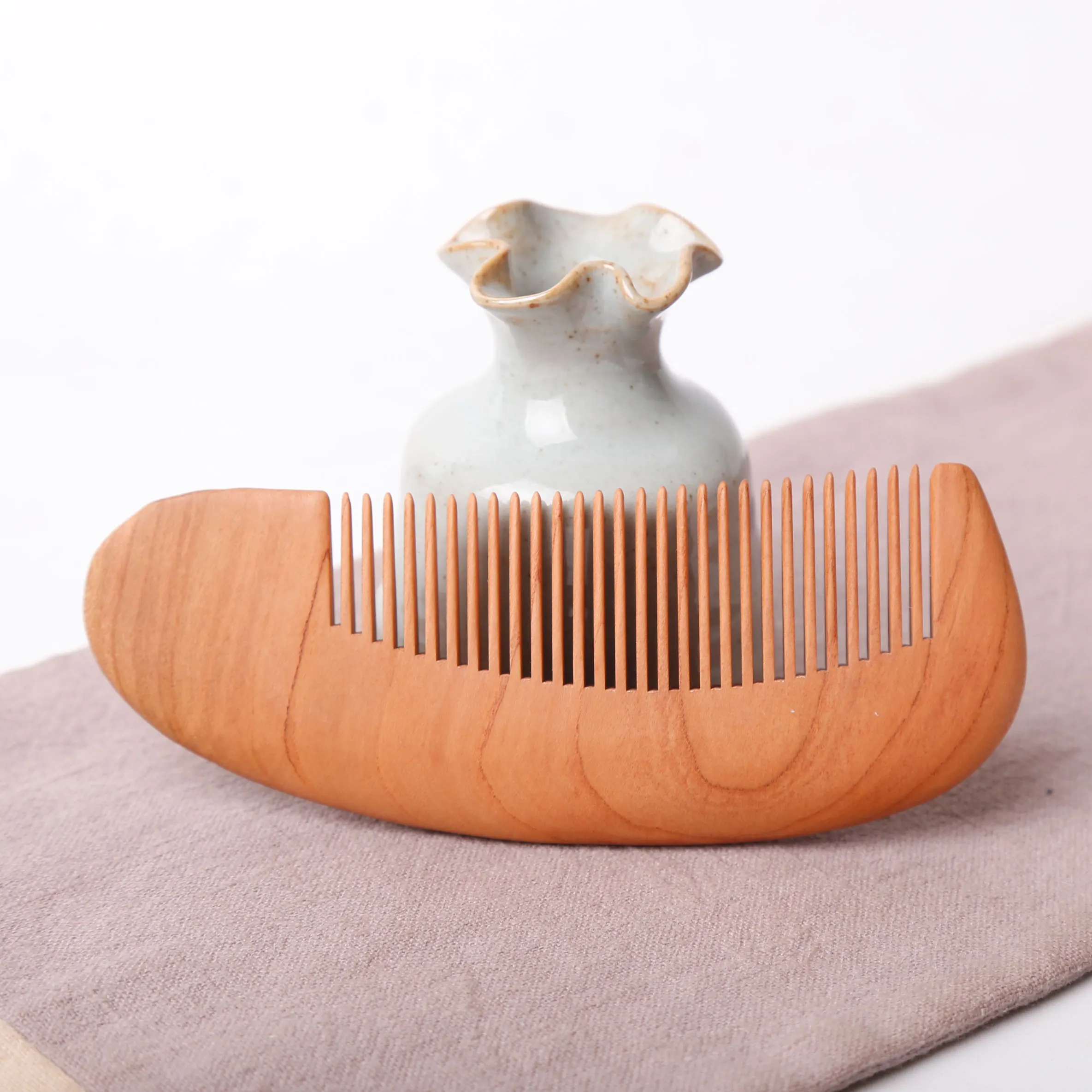 Chinese wood carving handicraft manufacturers  Simple comb  Mahogany comb Customization of wood carving gifts