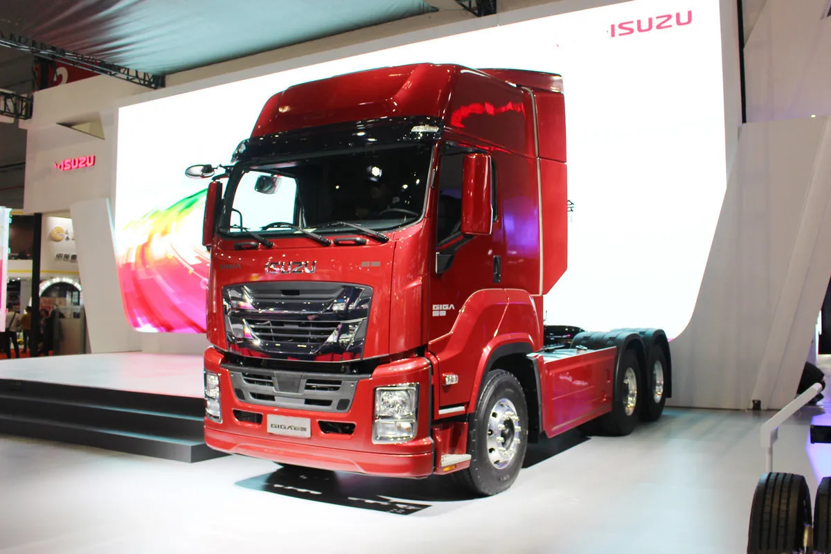 Головка тягача ISUZU GIGA 6X4 грузоподъемностью 50 тонн 460HP