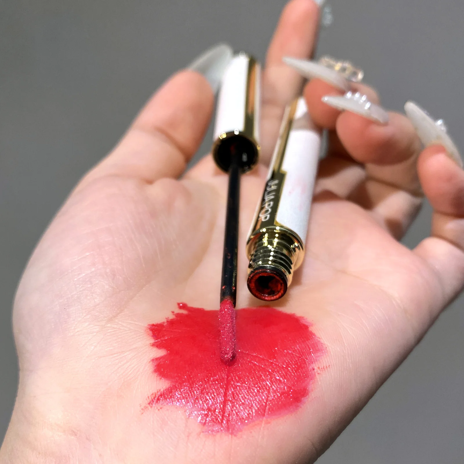 High-grade small white tube 8-color non-stick cup waterproof mirror moisturizing glitter lip glaze