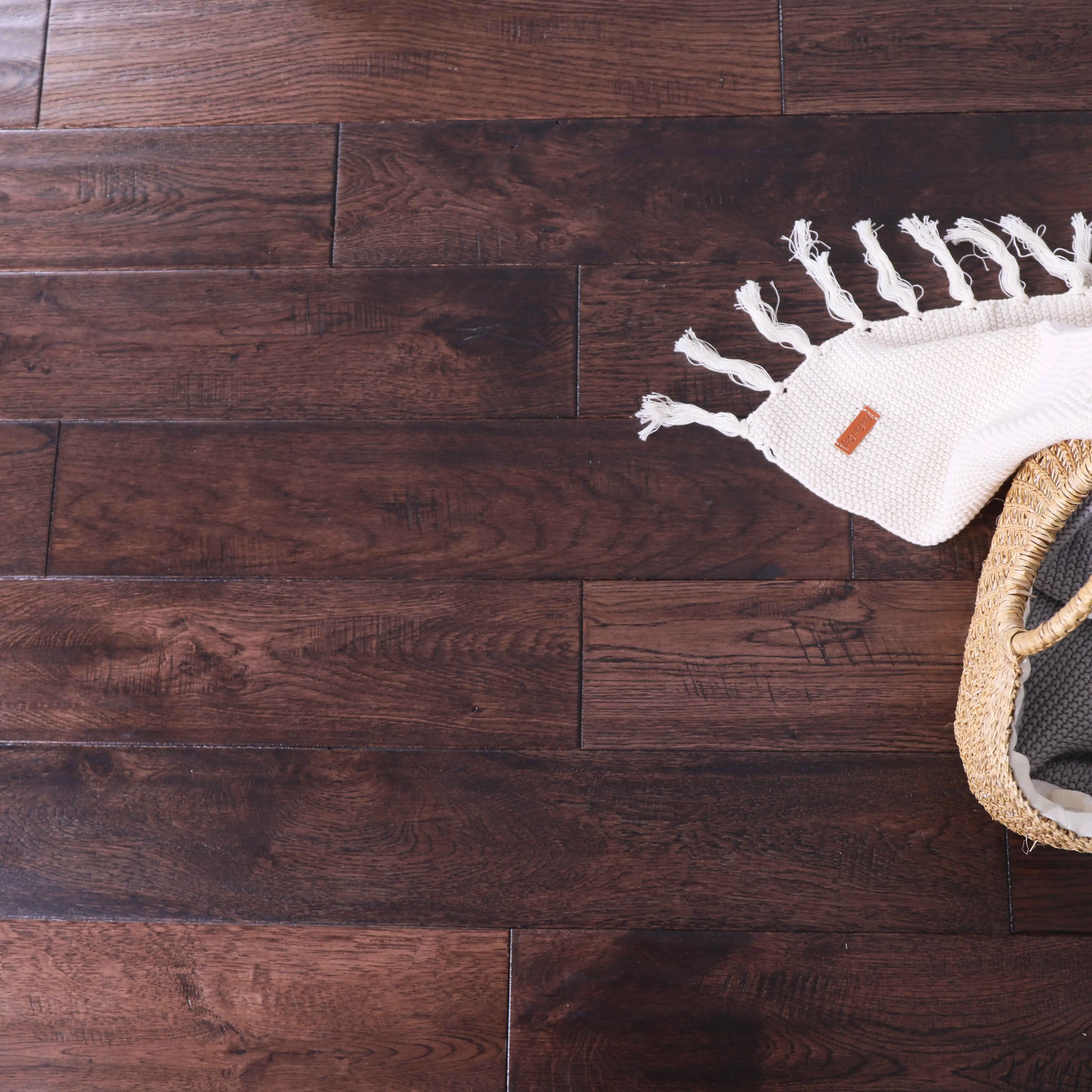 
18mm Oak UV Lacquered Solid Wood Handscraped Hardwood Flooring 