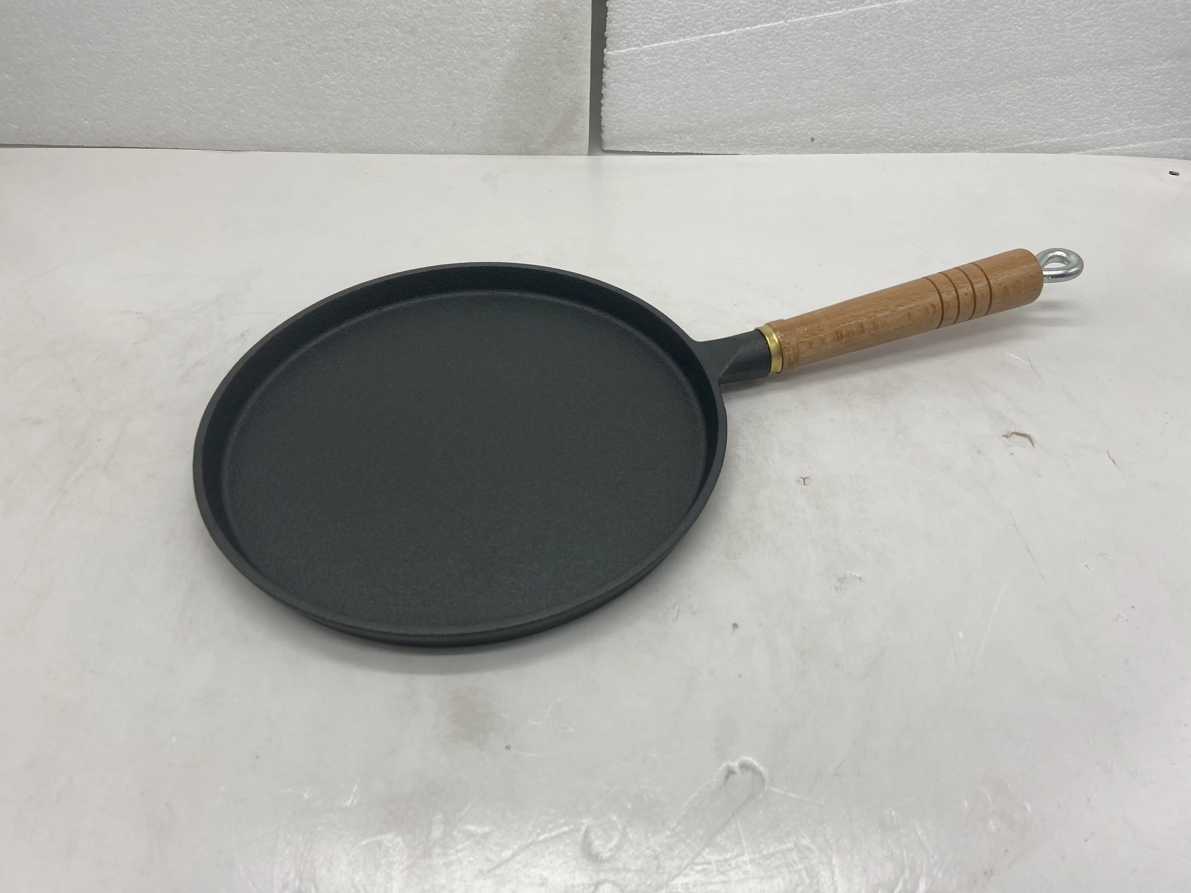 Best sale pre seasoned cast iron frying pan with wooden handles frying pan vegetable oil skillet