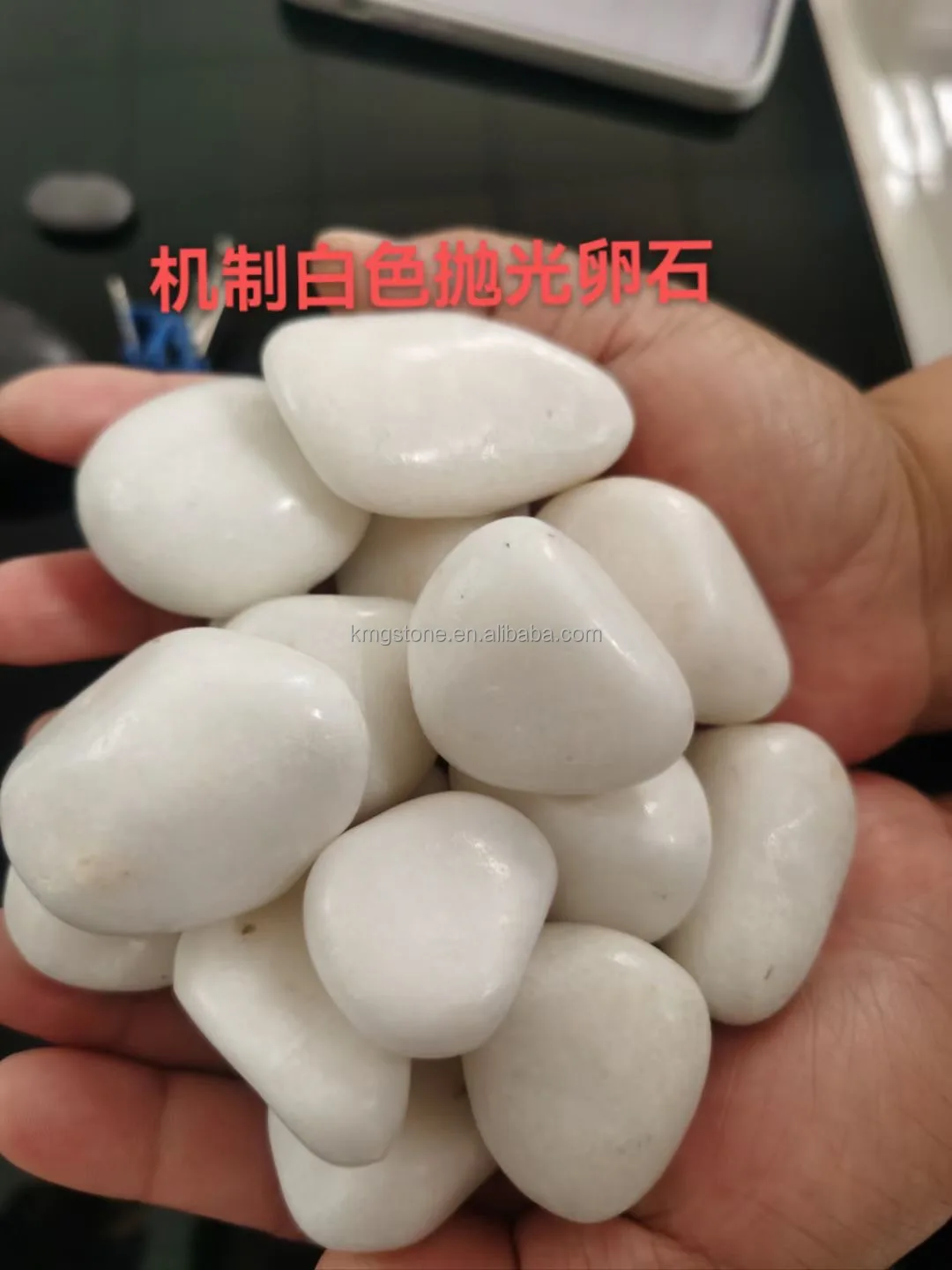 Cheap 20-30mm White Polished Pebbles Snow White Cobble Stones Outdoor Application 1 Tonne Packaged round Shape