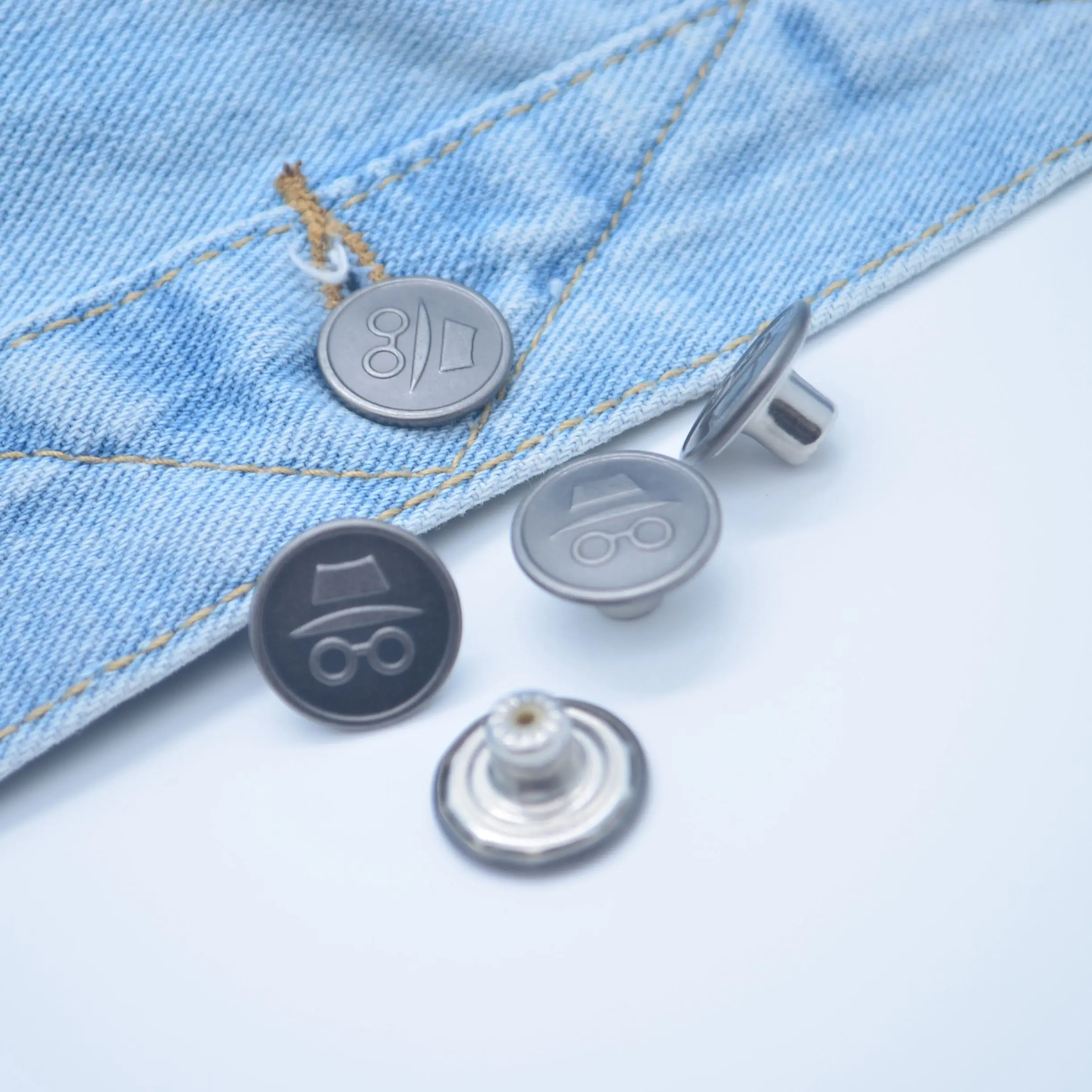  custom made wholesale garment accessories embossed jeans button brass buttons