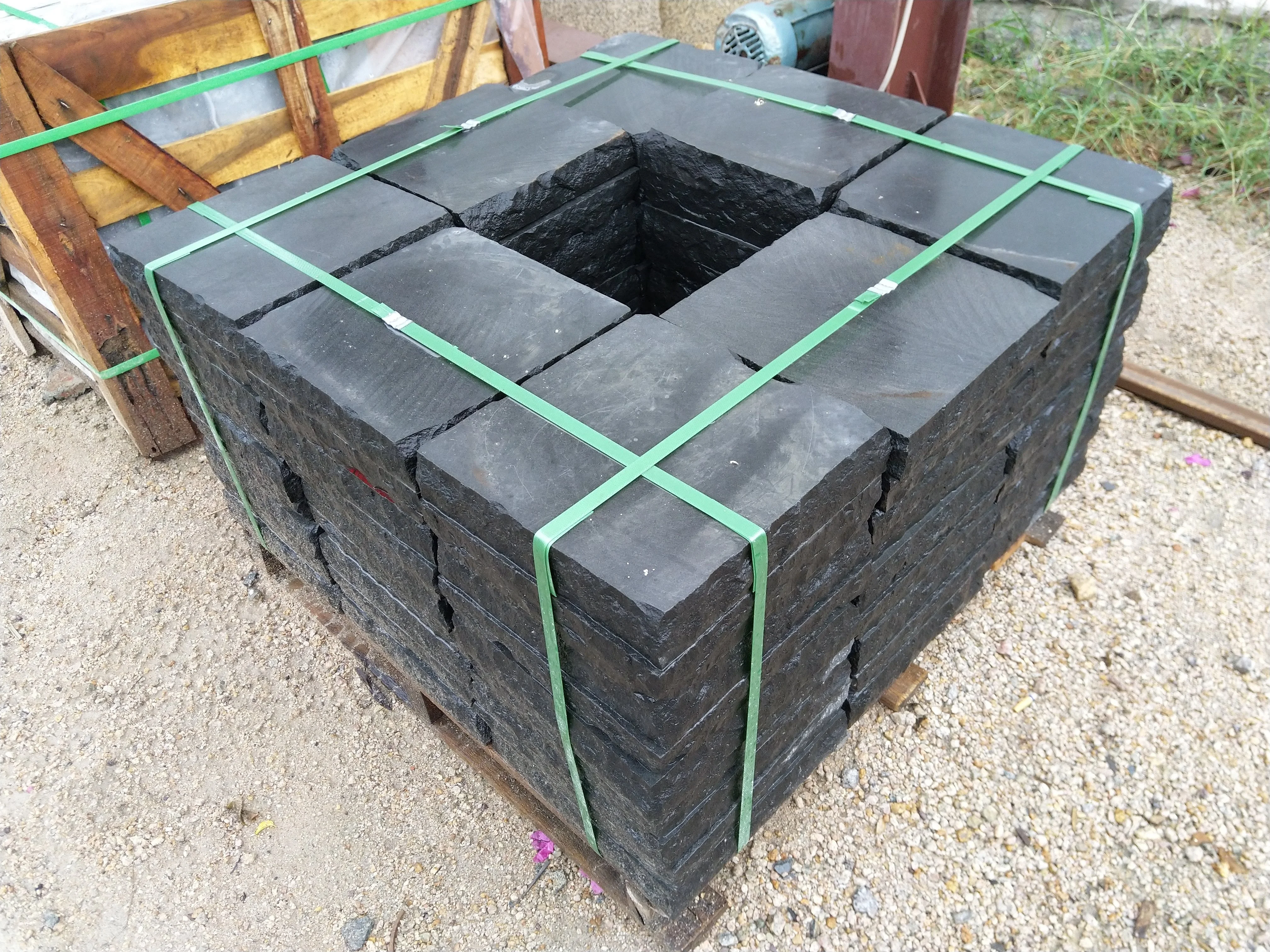 Natural honed black basalt stones tiles for exterior wall