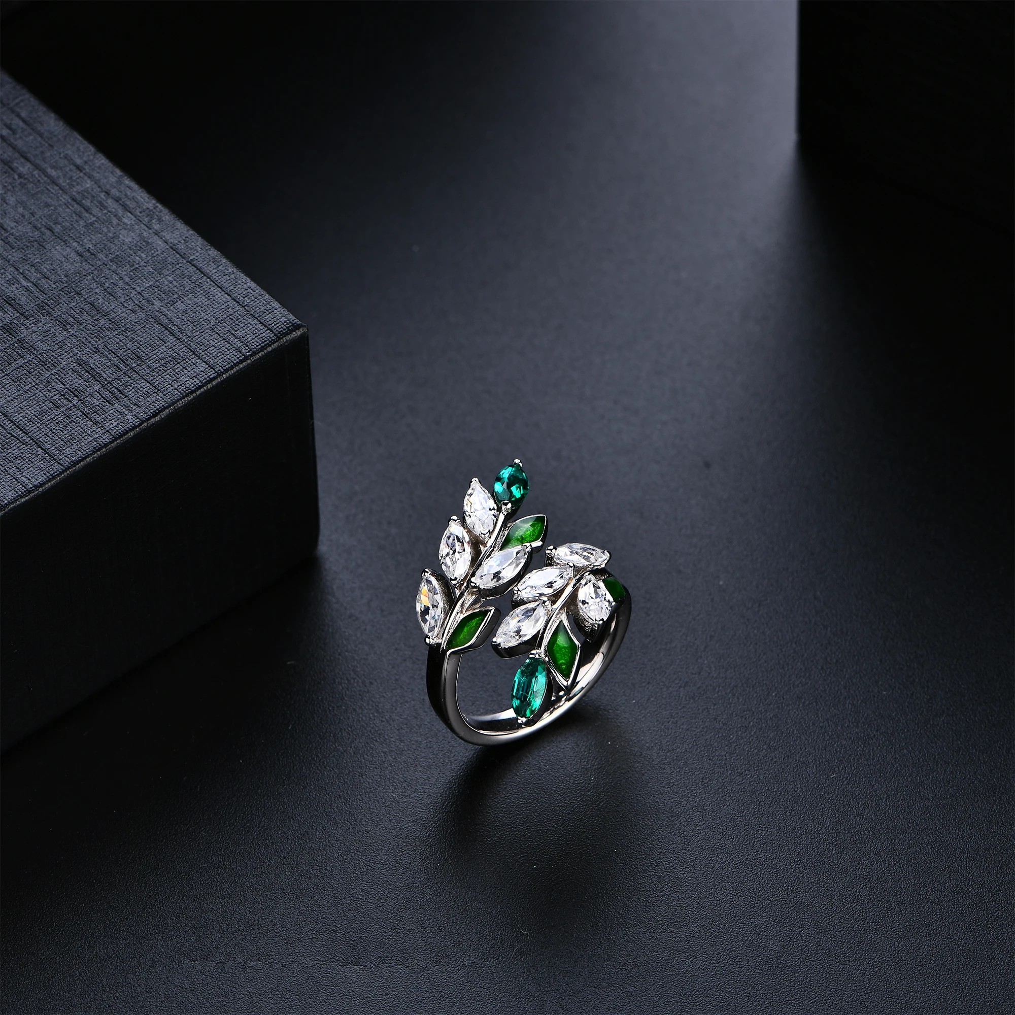 Factory Direct Sale White Gold Emerald Cut 925 Sterling Silver Emerald Diamond Engagement Rings  for Women