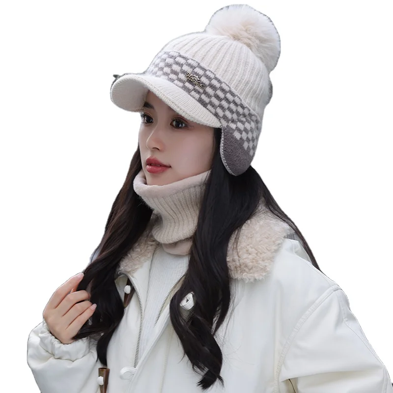 Зимняя вязаная шапка-ушанка с козырьком