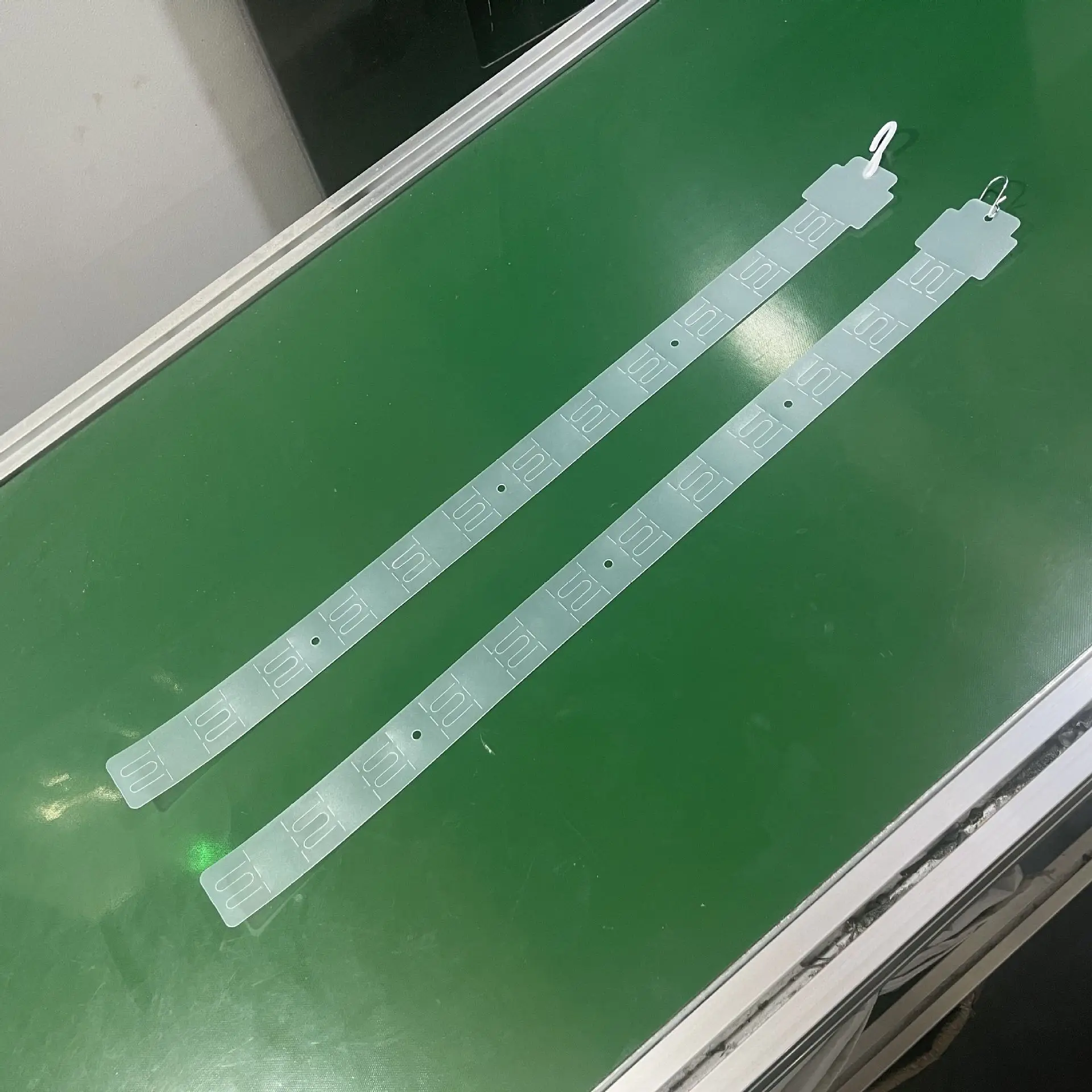 Вешалка для супермаркета для пластиковых дисплеев