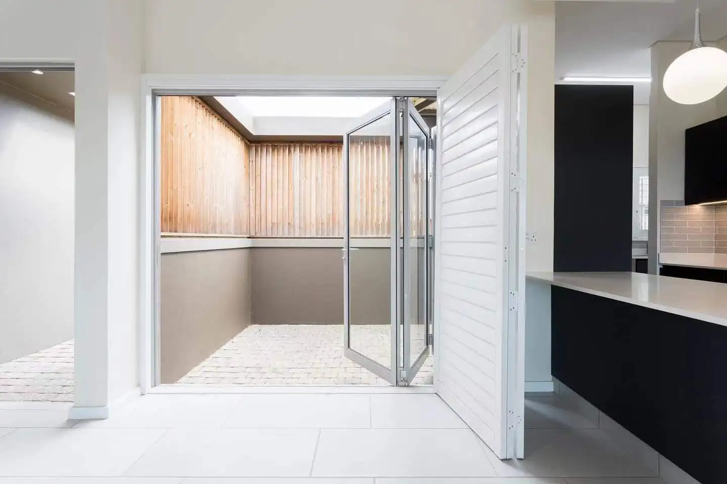 Eco-friendly  China custom horizontal louvers panel plantation shutters for window bifold shutter