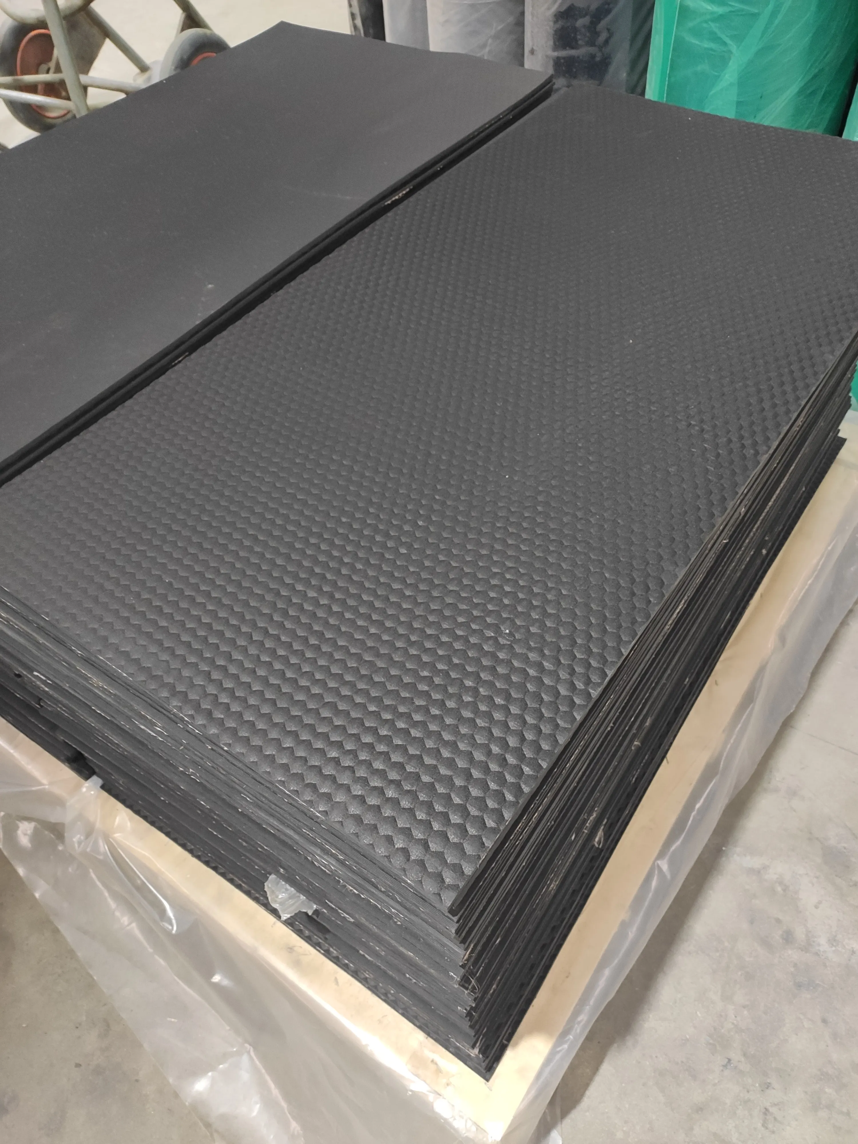Cold insulation agricultural rubber pig stall mats for piglets and pigs
