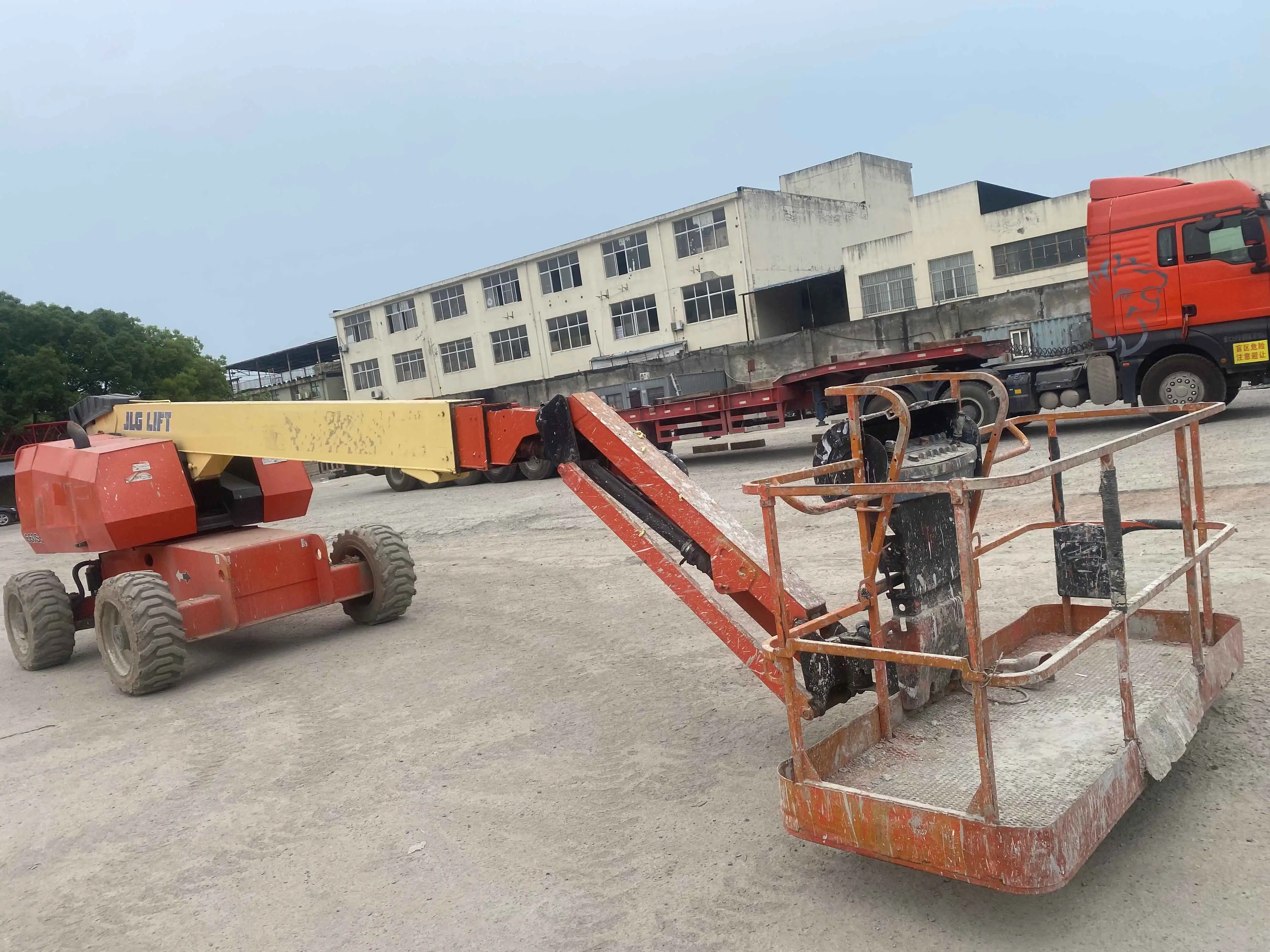 OutdoorTelescoping Lifting Platform Mobile Maintenance Equipment 660SJ Used JLG Boom Lift
