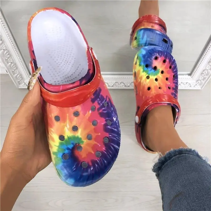 Wholesale rainbow colorful large size spray color breathable hole clogs women summer shoes stock beach slippers woman clog