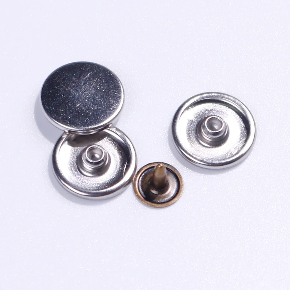 Джинсы на заказ с металлическими заклепками и логотипом