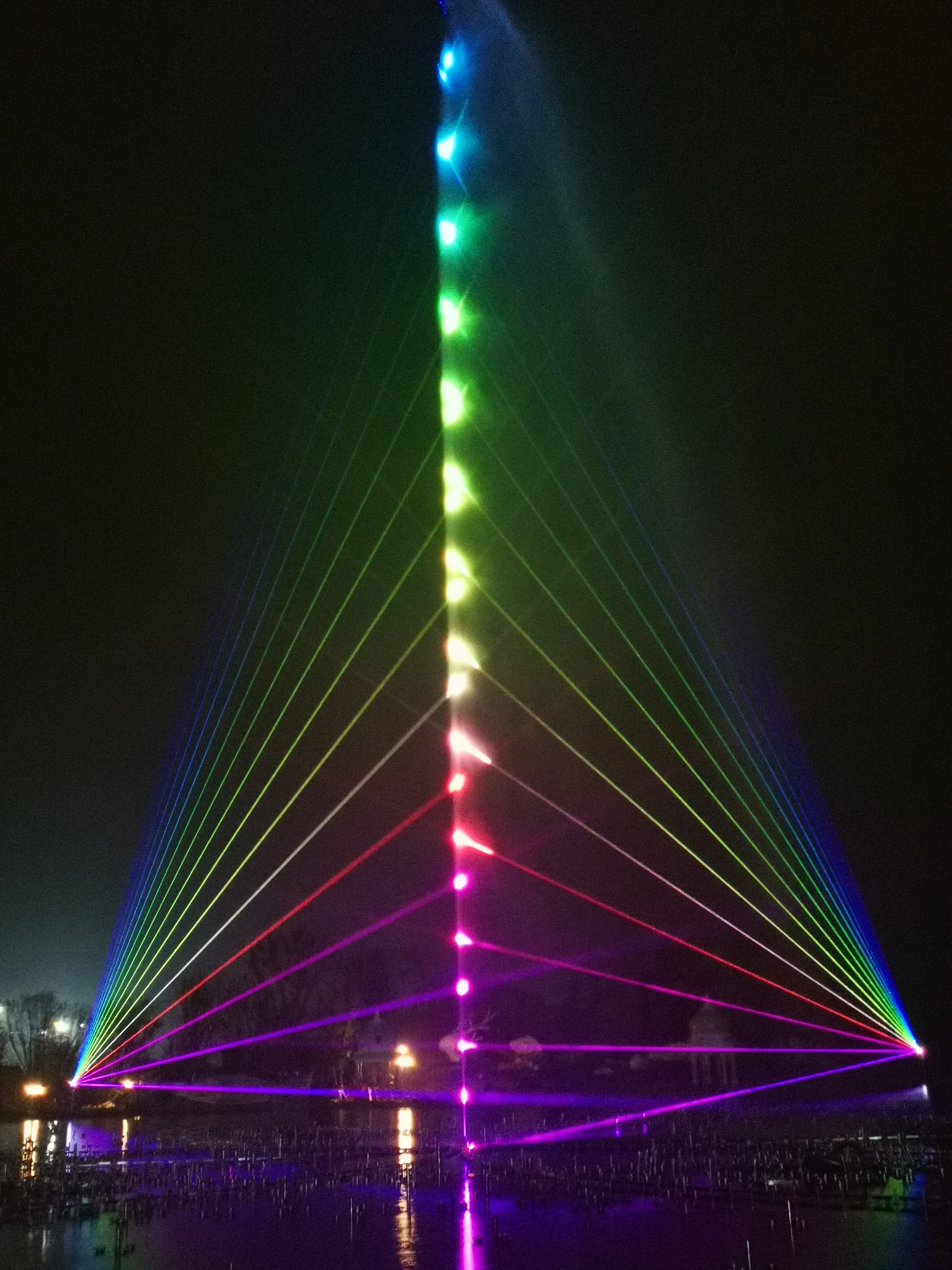 The laser show is combined with a musical fountain,Laser design