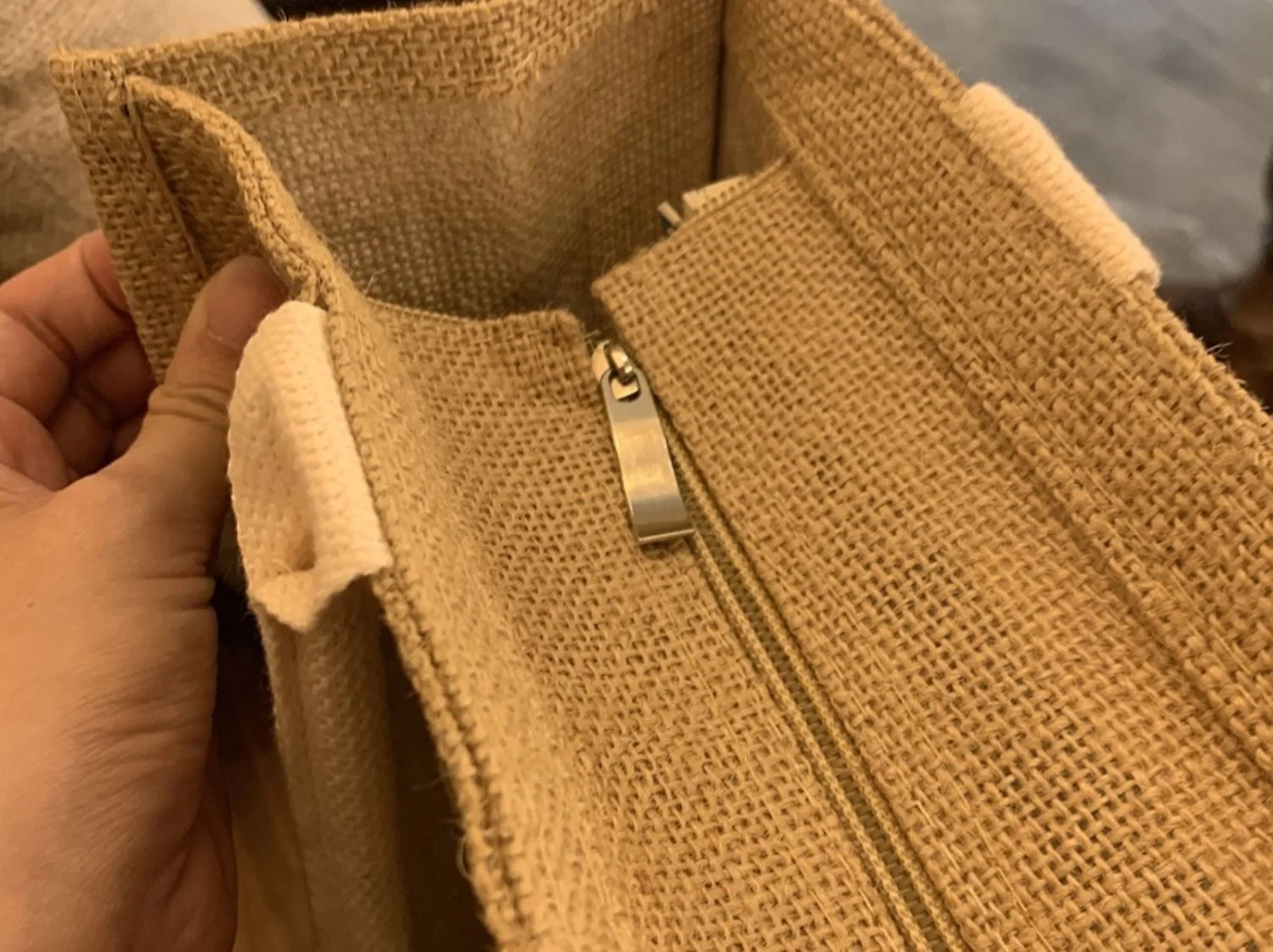 Wholesale Grocery Natural Reusable 100% Burlap shopping Jute Tote Bags with Soft Cotton Long Handles with zipper